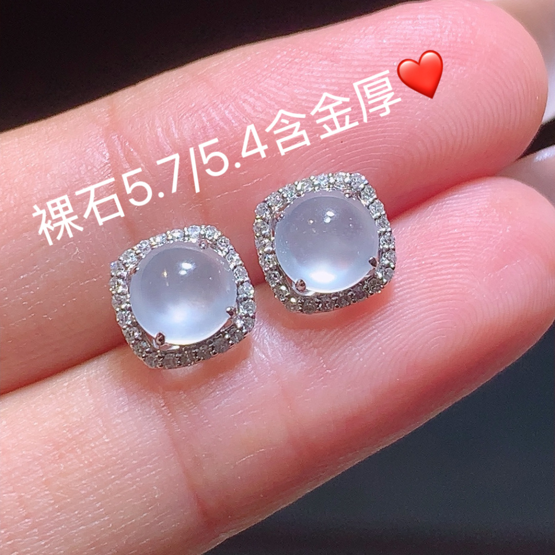 耳钉光感十足，底子细腻水润，佩戴优雅精致，5.7-5.4