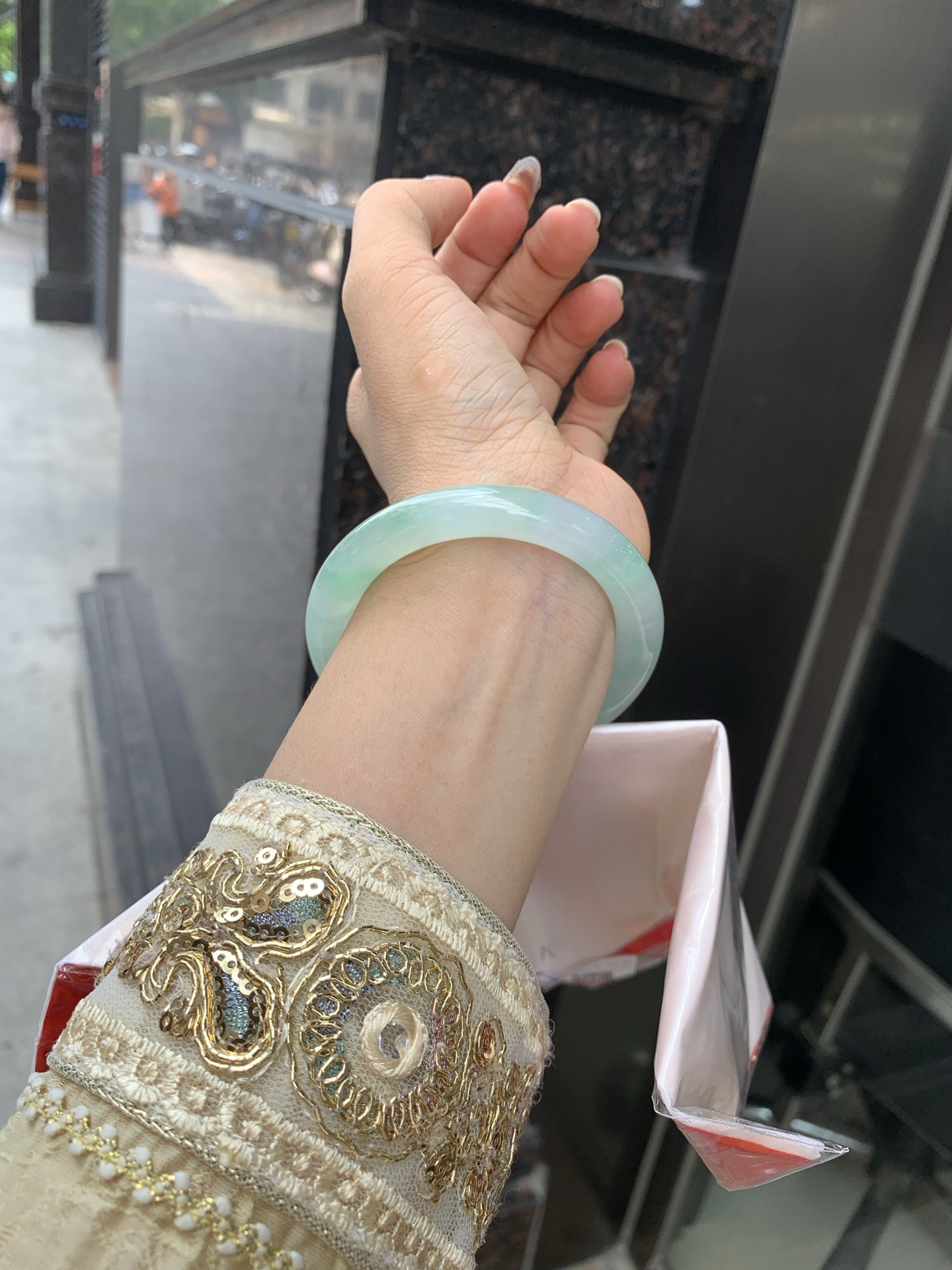 冰飘绿花洒金圆条，底妆冰透，冰底中开出了朵朵绿花，飘花灵动飘逸，几抹金桂点缀，勾勒出一幅唯美诗意的山水意境画，古典优雅又秀气