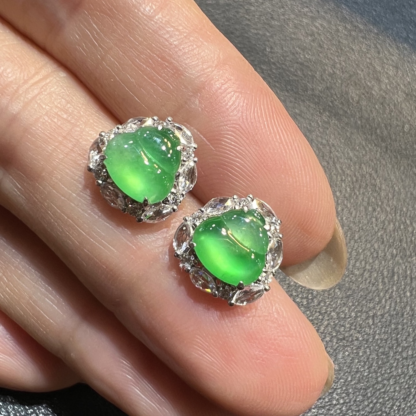 ️18k金钻石镶嵌冰种阳绿翡翠葫芦耳钉天然缅甸A货高端小精品，10.3-10.2-6