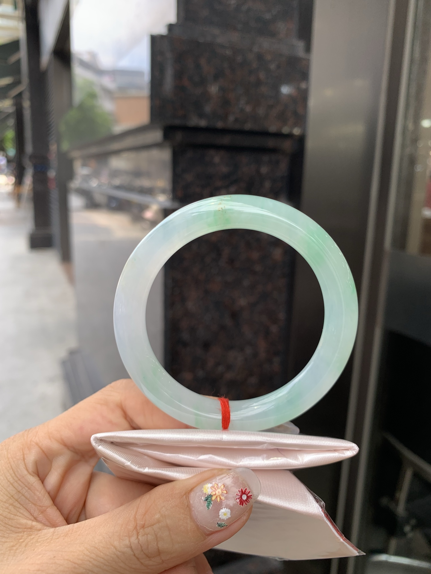 冰飘绿花洒金圆条，底妆冰透，冰底中开出了朵朵绿花，飘花灵动飘逸，几抹金桂点缀，勾勒出一幅唯美诗意的山水意境画，古典优雅又秀气