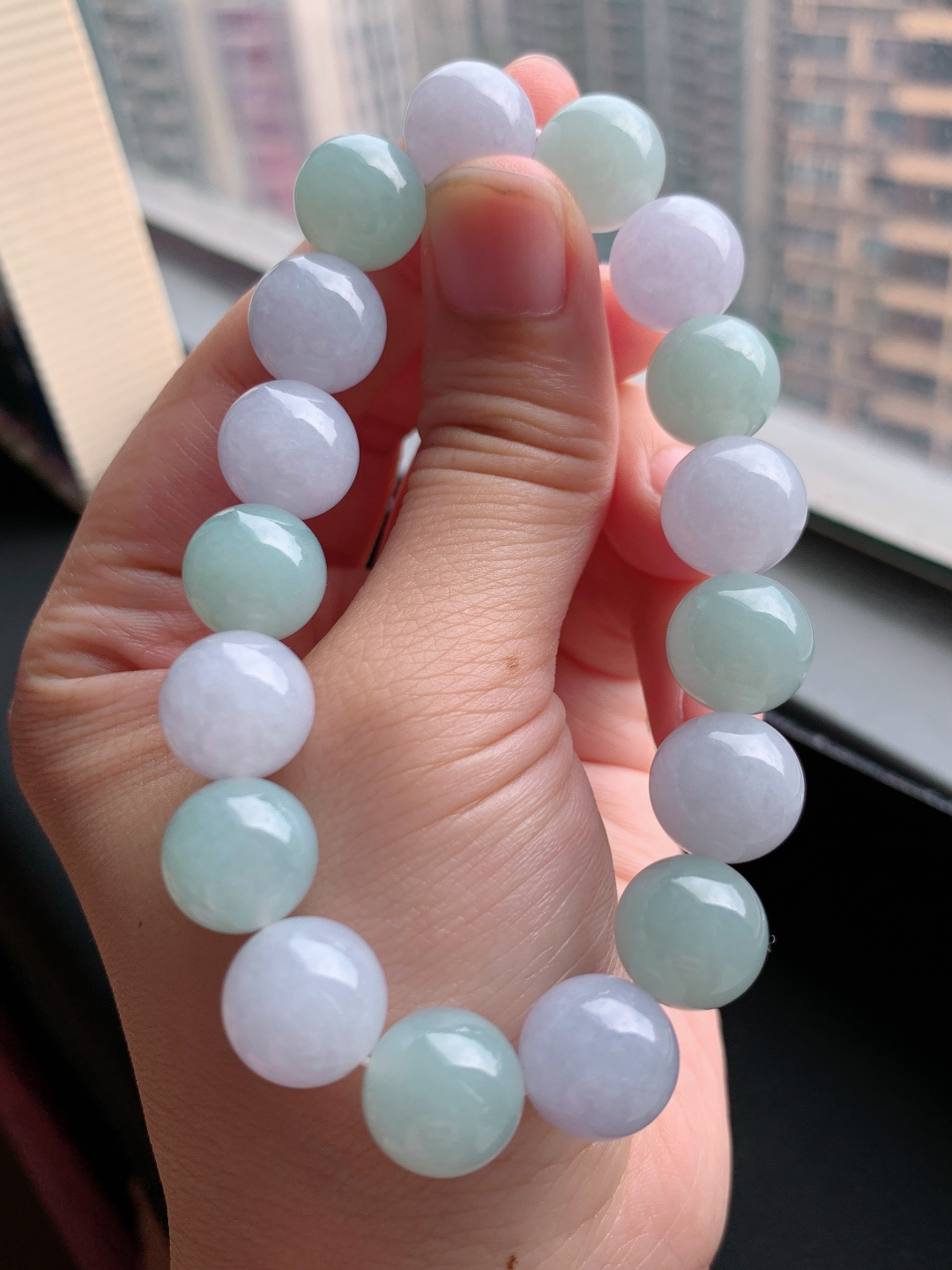 春彩双色手串，水润清透双色交融，温柔雅致好运常伴 自然光拍摄