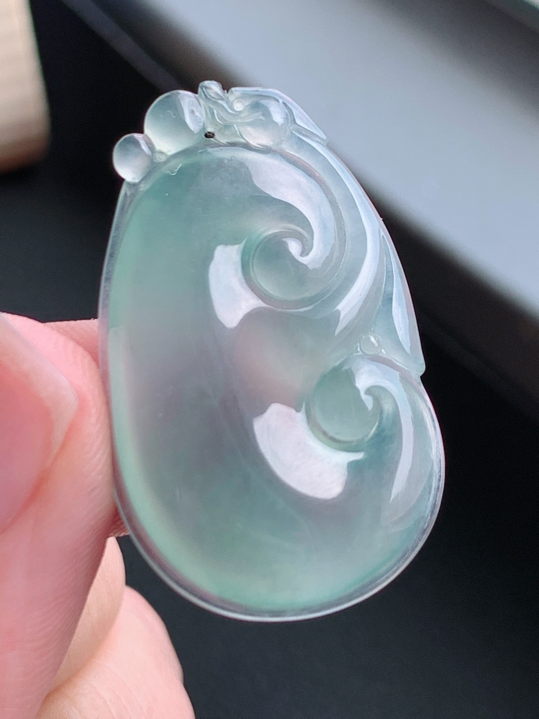 如意吊坠，冰润通透线条流畅，事事称心