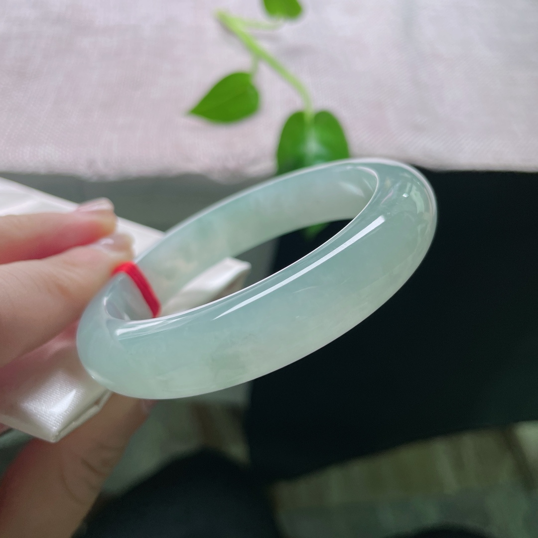 55.5/12.7/8.5绿底正圈，碧水盈盈，种老水足，干净，佩戴时尚，百搭，无裂，ss53737a