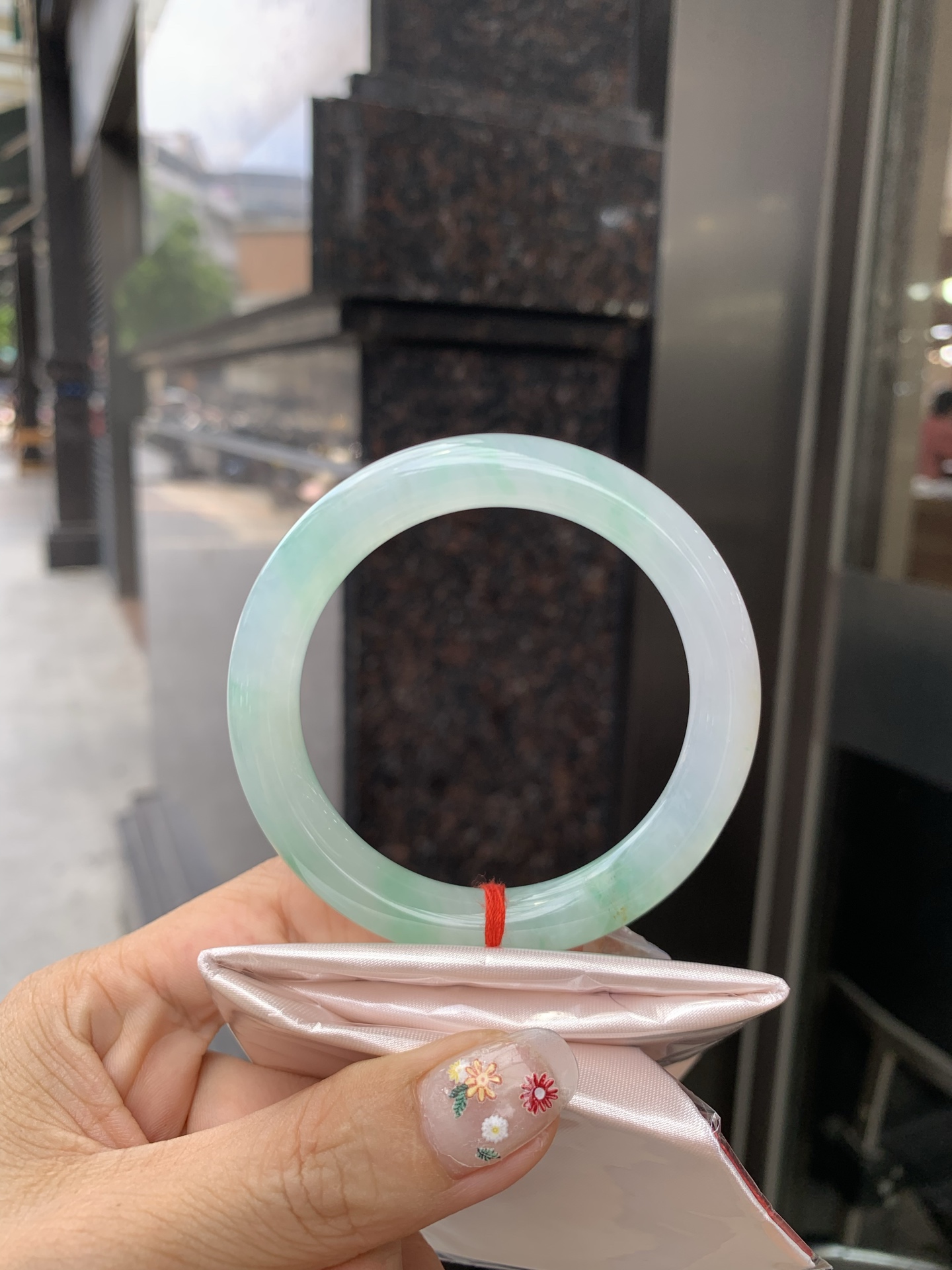 冰飘绿花洒金圆条，底妆冰透，冰底中开出了朵朵绿花，飘花灵动飘逸，几抹金桂点缀，勾勒出一幅唯美诗意的山水意境画，古典优雅又秀气