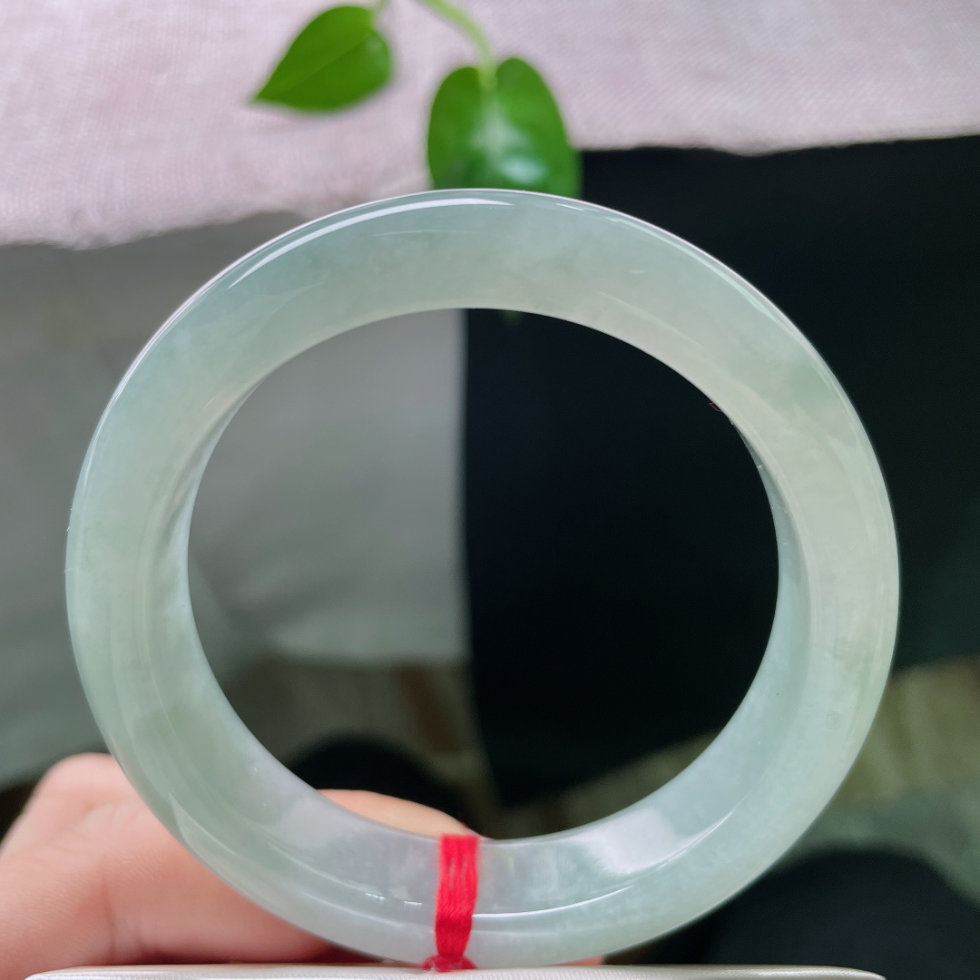 55.5/12.7/8.5绿底正圈，碧水盈盈，种老水足，干净，佩戴时尚，百搭，无裂，ss53737a