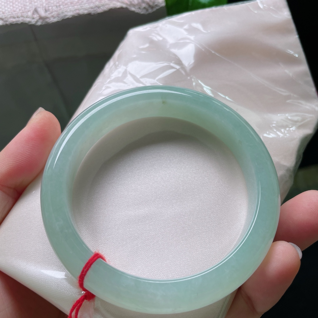 57.8/12.3/8.5，葡萄肉正圈，素丽清新，种老，柔情似水，佳期如梦。一点侧纹，ss51540a
