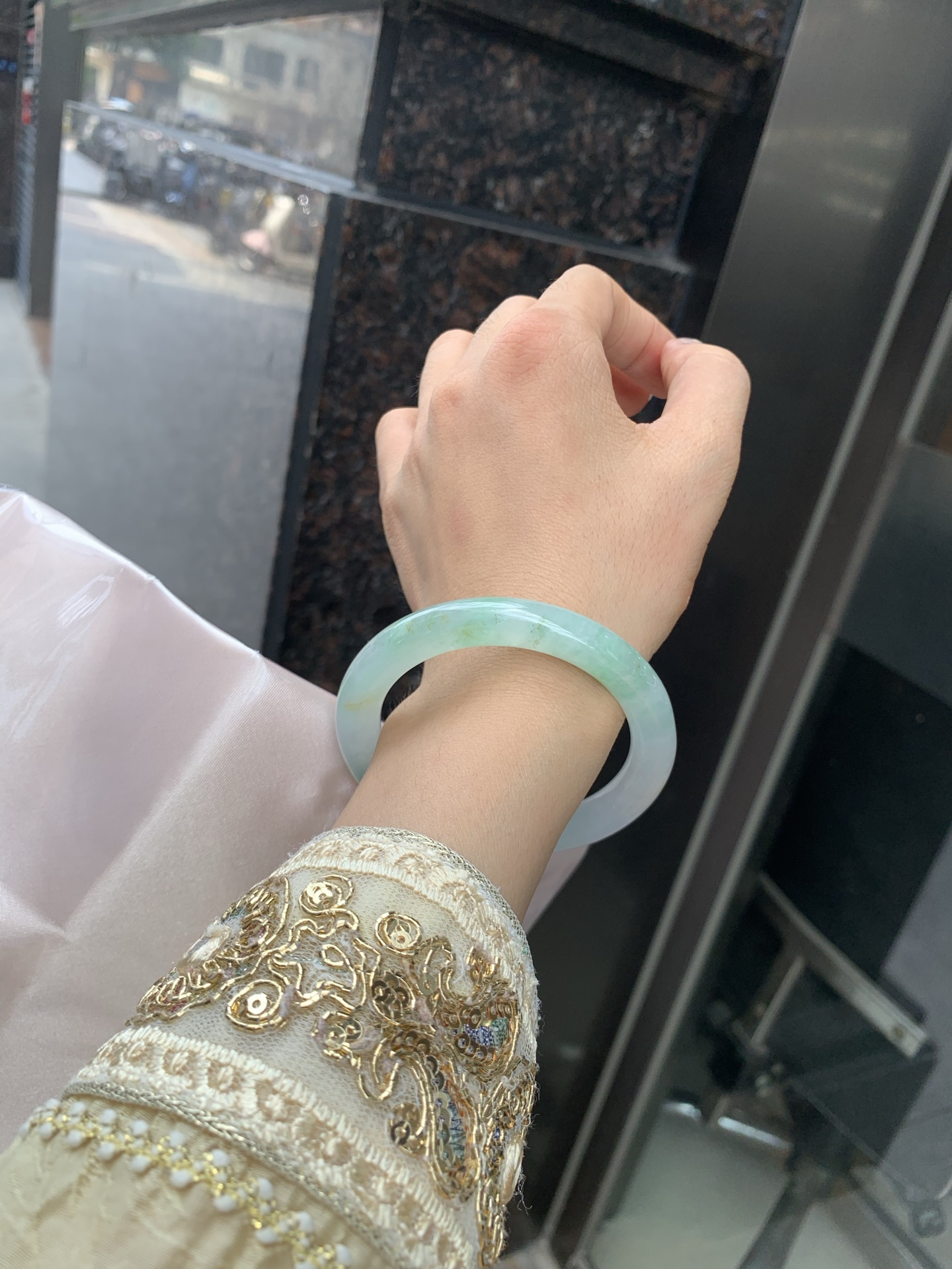 冰飘绿花洒金圆条，底妆冰透，冰底中开出了朵朵绿花，飘花灵动飘逸，几抹金桂点缀，勾勒出一幅唯美诗意的山水意境画，古典优雅又秀气