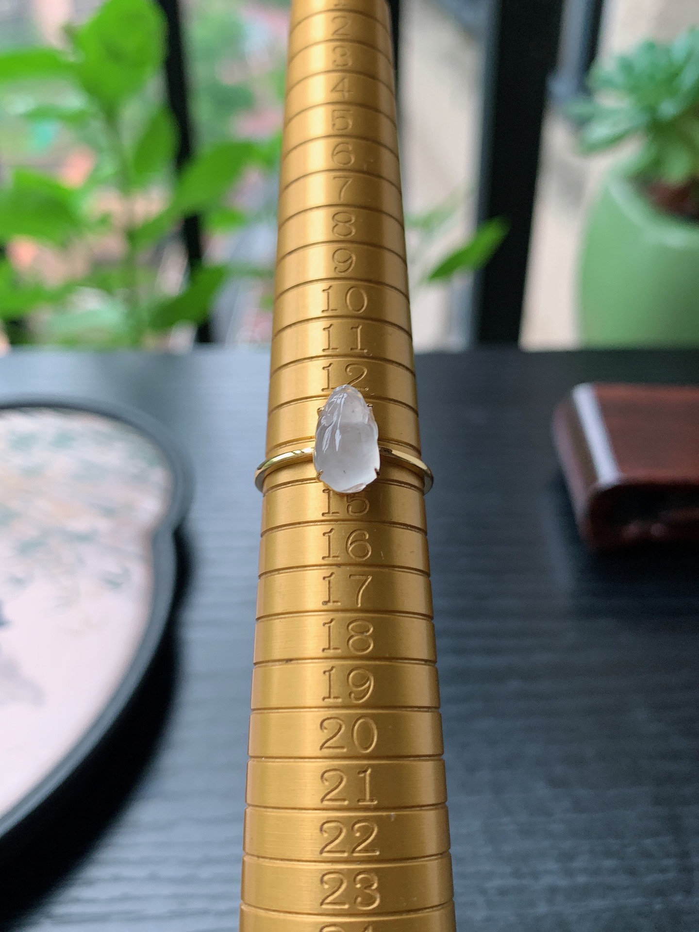 18k金镶嵌老坑冰种胶感白月光貔貅戒指，裸石尺寸:9.8-6.3-5.2mm