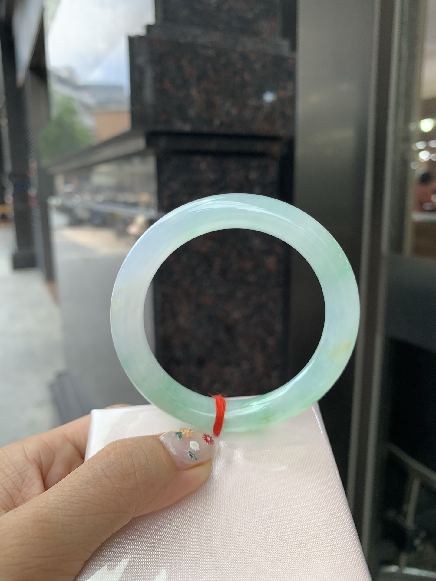 冰飘绿花洒金圆条，底妆冰透，冰底中开出了朵朵绿花，飘花灵动飘逸，几抹金桂点缀，勾勒出一幅唯美诗意的山水意境画，古典优雅又秀气