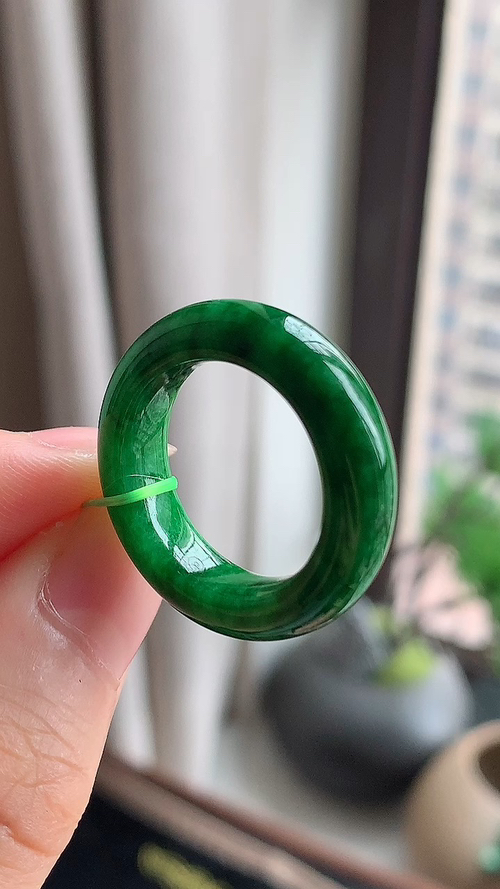 天然翡翠，辣绿色戒圈，圈口18 zq523