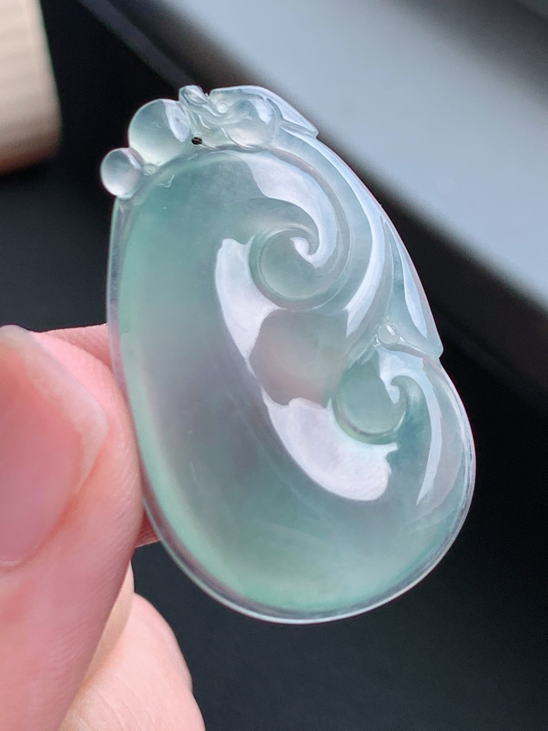 如意吊坠，冰润通透线条流畅，事事称心