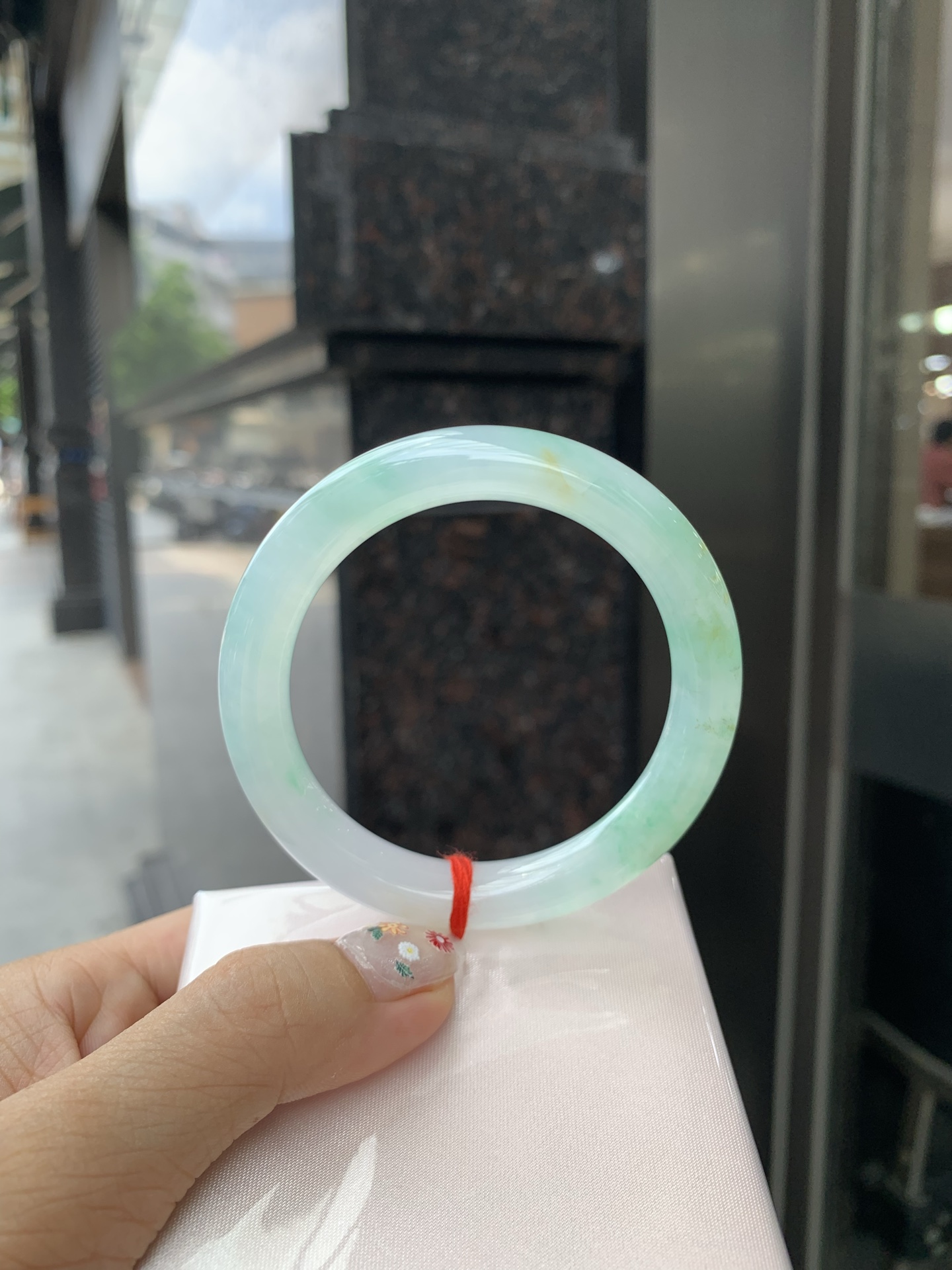 冰飘绿花洒金圆条，底妆冰透，冰底中开出了朵朵绿花，飘花灵动飘逸，几抹金桂点缀，勾勒出一幅唯美诗意的山水意境画，古典优雅又秀气