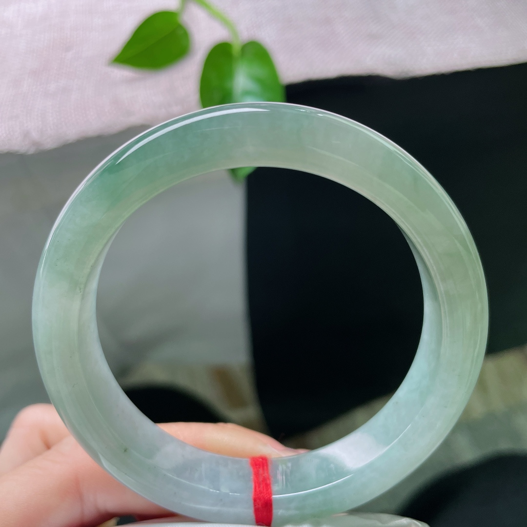 湖水绿正圈，水头好，油润细腻，光感好，宁静致远，细纹不显，ss 51121a