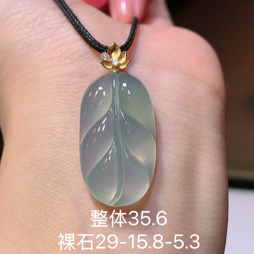️树叶吊坠。冰润起胶感 花色灵动，佩戴简单大方，29-15.8-5.3