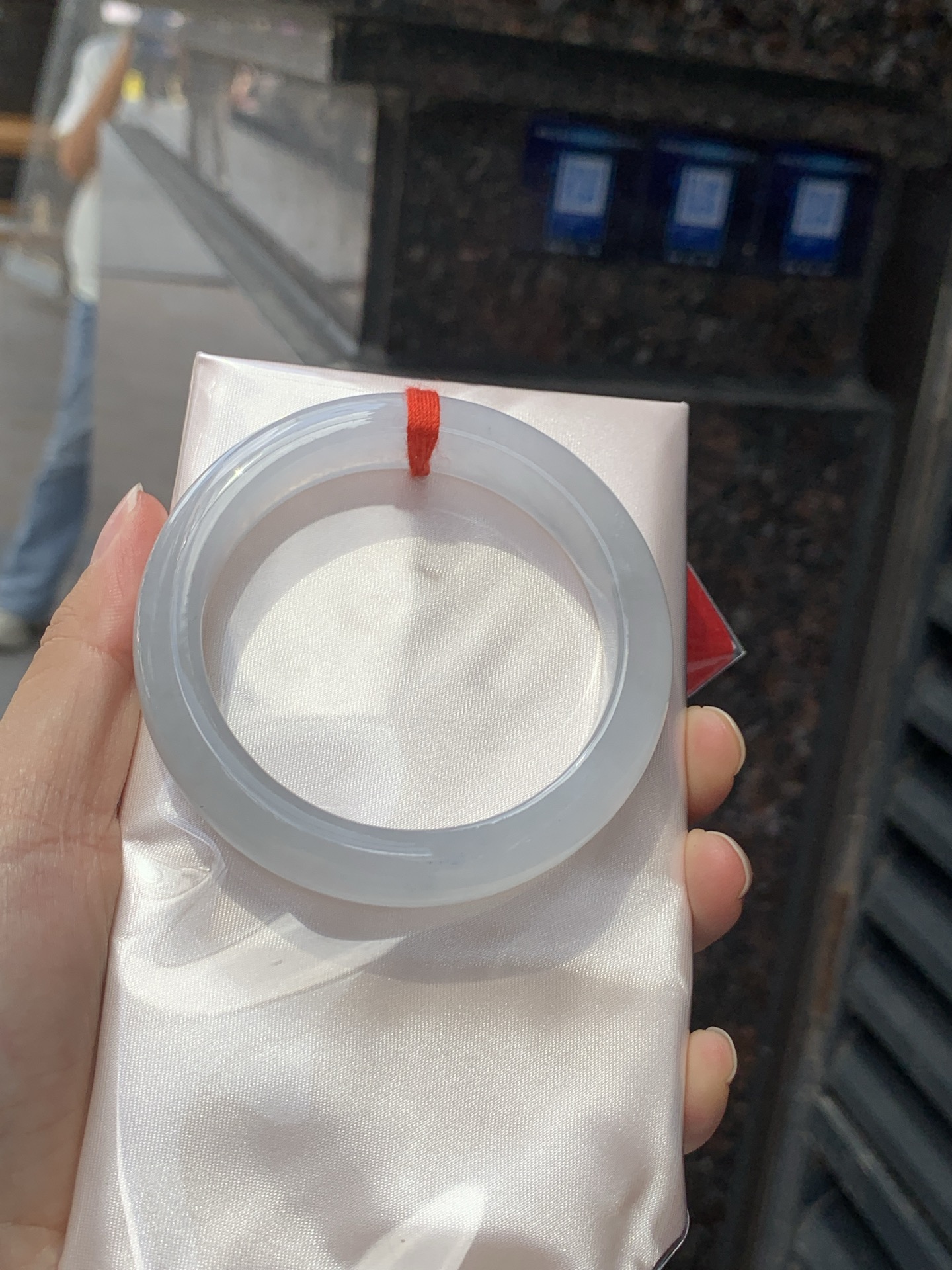 白冰正圈 55.5-12.5-8.9 0525-N801 打灯细纹，底妆冰透起光，一腕清透，简约清爽，不挑肤色年龄，给人一种清雅脱俗，天真纯美的感觉，真不愧是翡翠中的初恋