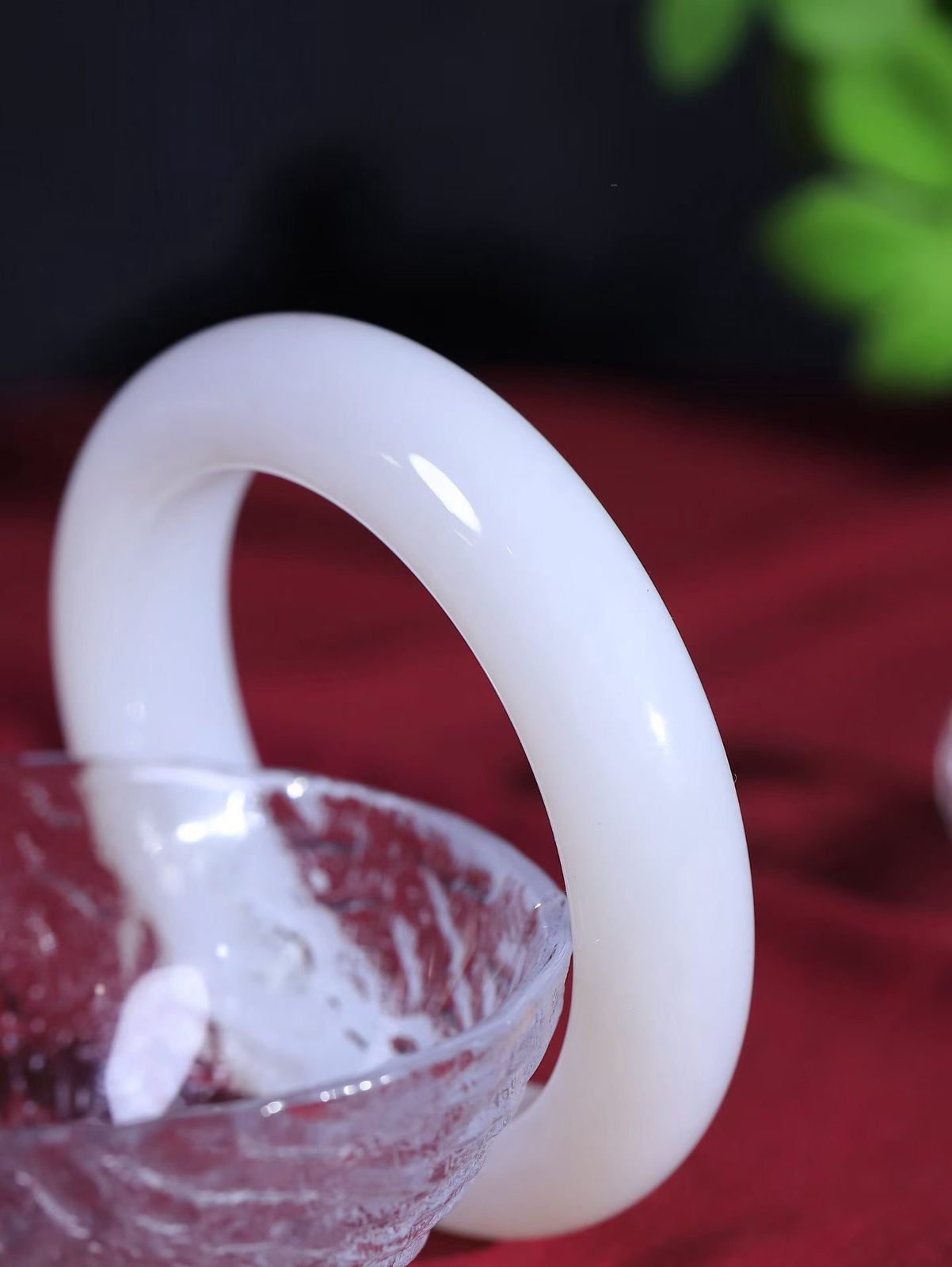 （一见倾心.手镯）

精品️和田玉白玉手镯，玉质温润细腻 油性十足 手感舒适，高华雅逸，线条流畅，简约大气，美自天成，素雅高贵。佩戴于腕间，婉约之美，举手投足间透出那低调奢华。重95.2克  尺寸59.5-15.6-11mm  5650336A