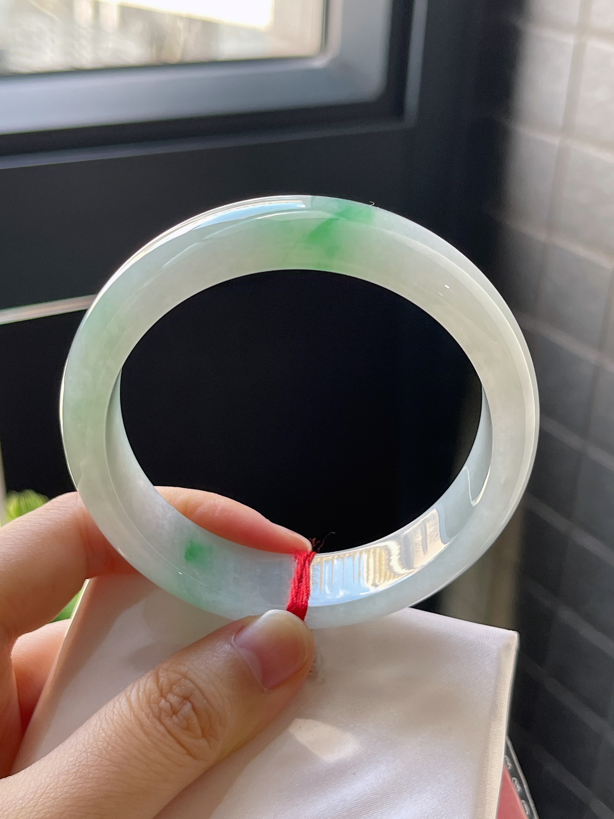正圈58.9，冰糯飘绿宽版翡翠手镯