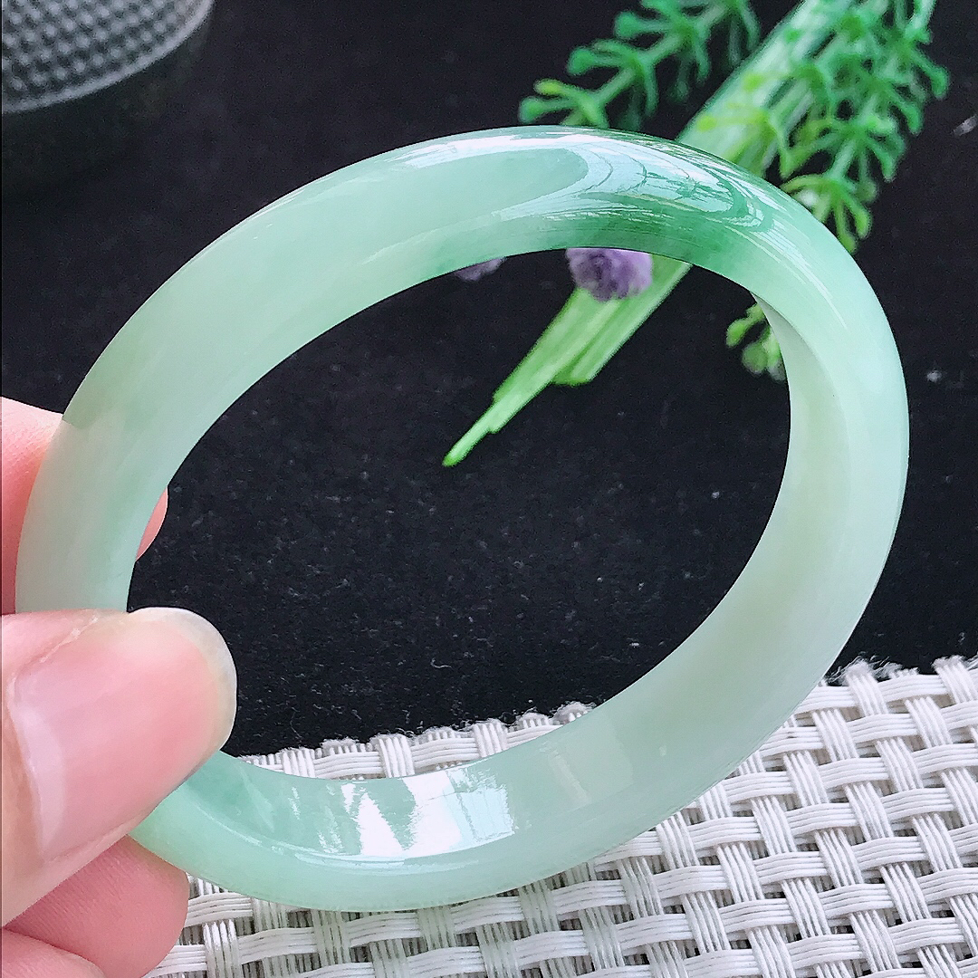实拍A货翡翠54.5/46.5/12.5/7.3平安镯精美冰飘花贵妃手镯玉手镯