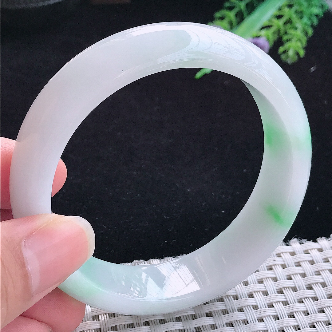实拍A货翡翠58.5/17.1/8.6轮胎镯精美冰润白底青手镯平安手镯