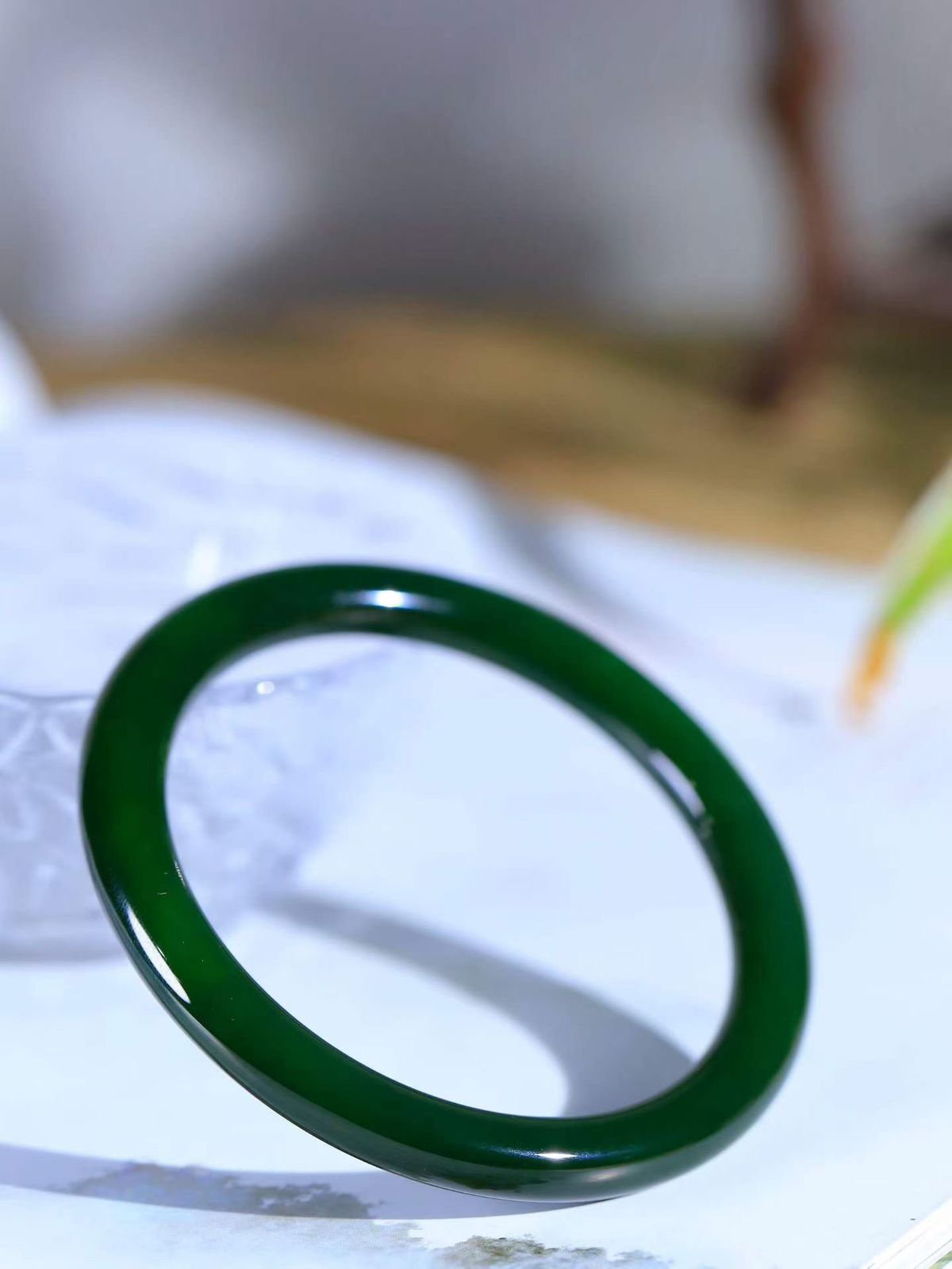 【碧色荡漾·手镯】

精品和田玉碧玉手镯，玉质细腻温润，手感舒适，️线条流畅，简约大气，美自天成，佩戴于腕间，婉约之美，举手投足间透出那份低调奢华，醉人心扉。重28.6克  内径圈口56mm  尺寸7.1-8.1mm  FDA-66502433