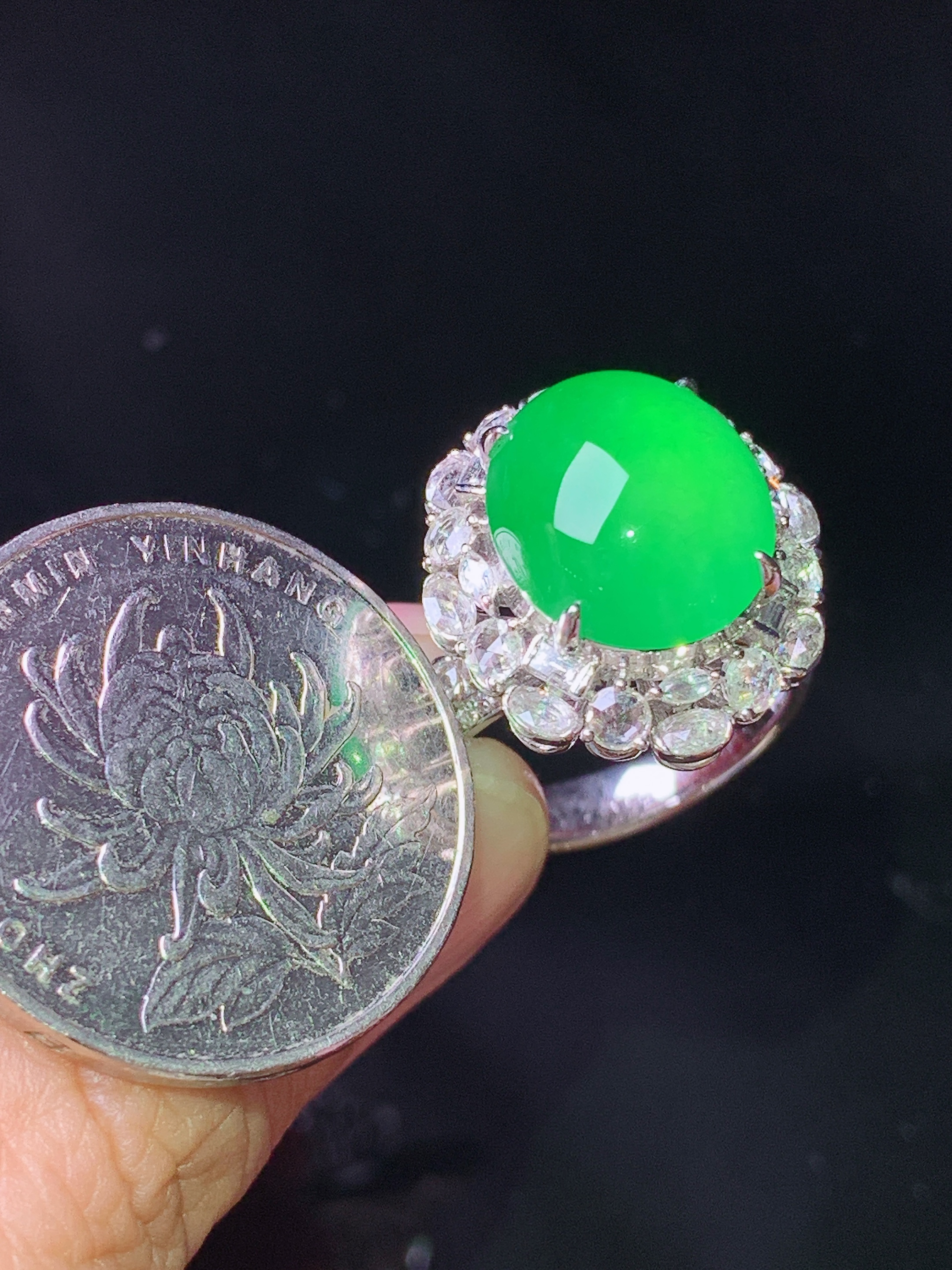 18k金钻镶嵌满绿蛋面戒指 玉质细腻 色泽艳丽清新 水润亮眼 圈口14 整体尺寸19.3*17.5*13.5 s1