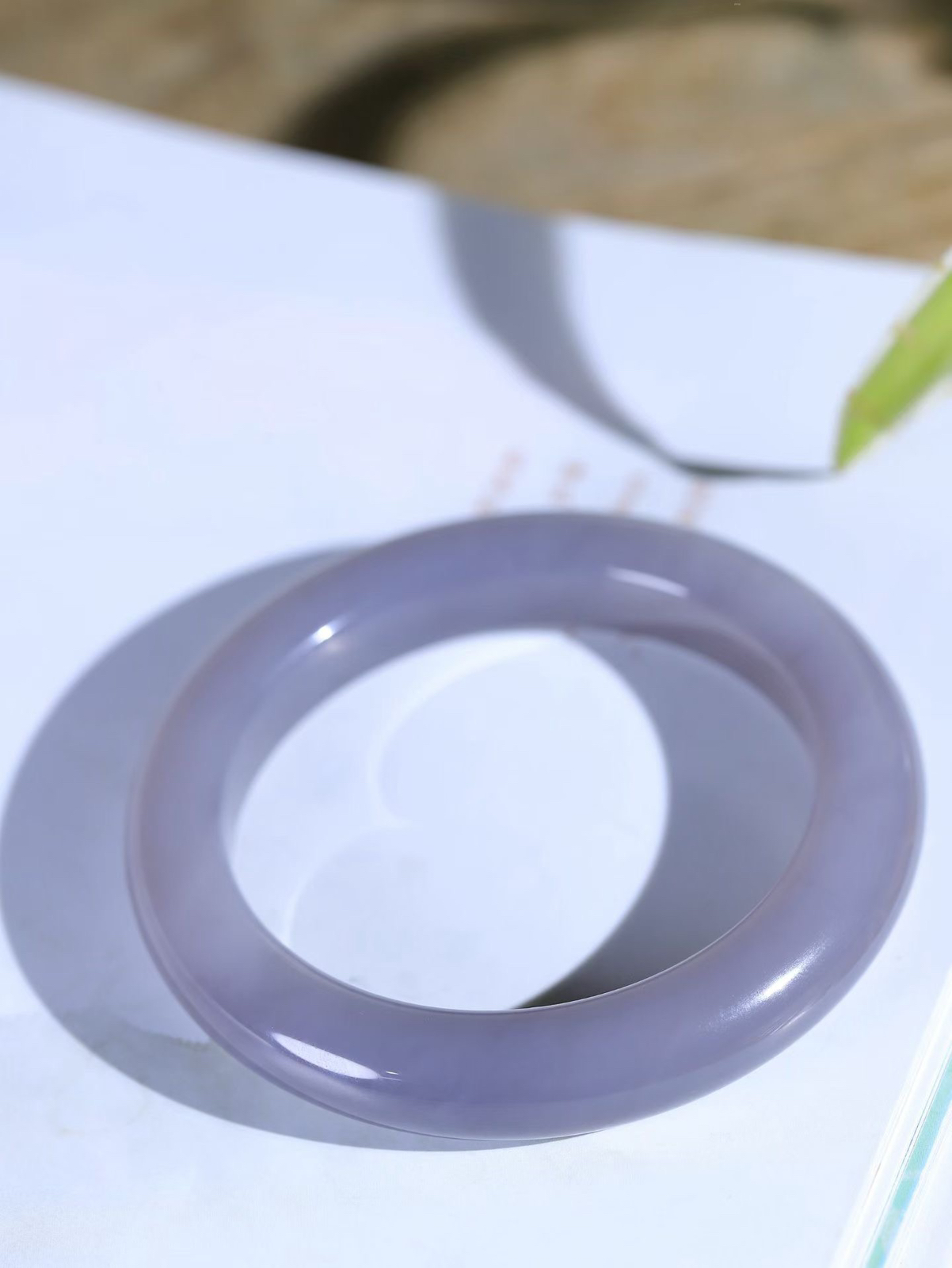 （温柔雅致.手镯）

精品️和田玉烟紫手镯。镯型饱满，温润细腻，脂润沁香。️执一卷书，沏一盏