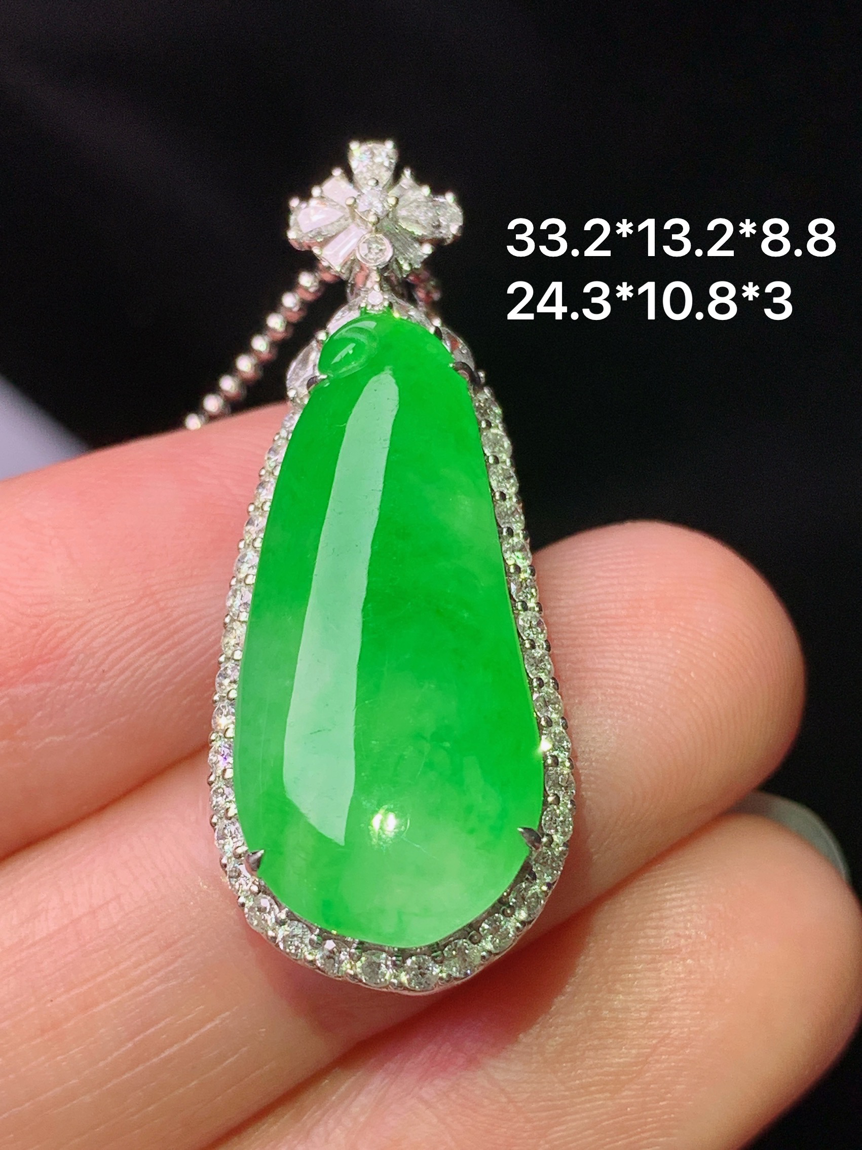 18k金钻镶嵌冰阳绿福瓜吊坠 玉质细腻 色泽艳丽清新 水润亮眼 整体尺寸33.2*13.2*8.8 j3