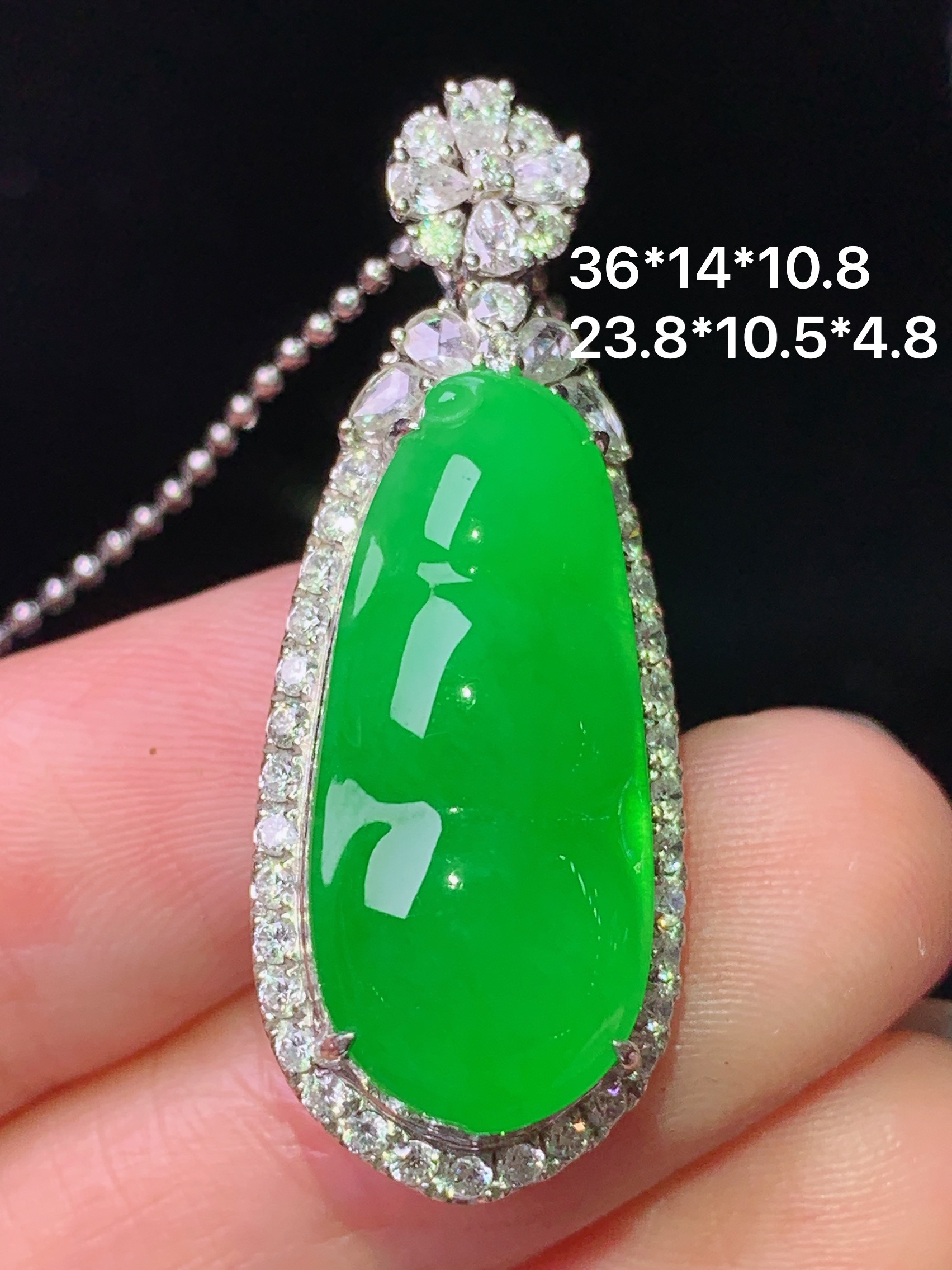 18k金钻镶嵌阳绿四季豆吊坠 玉质细腻 色泽艳丽清新 水润亮眼 整体尺寸36*14*10.8 s1
