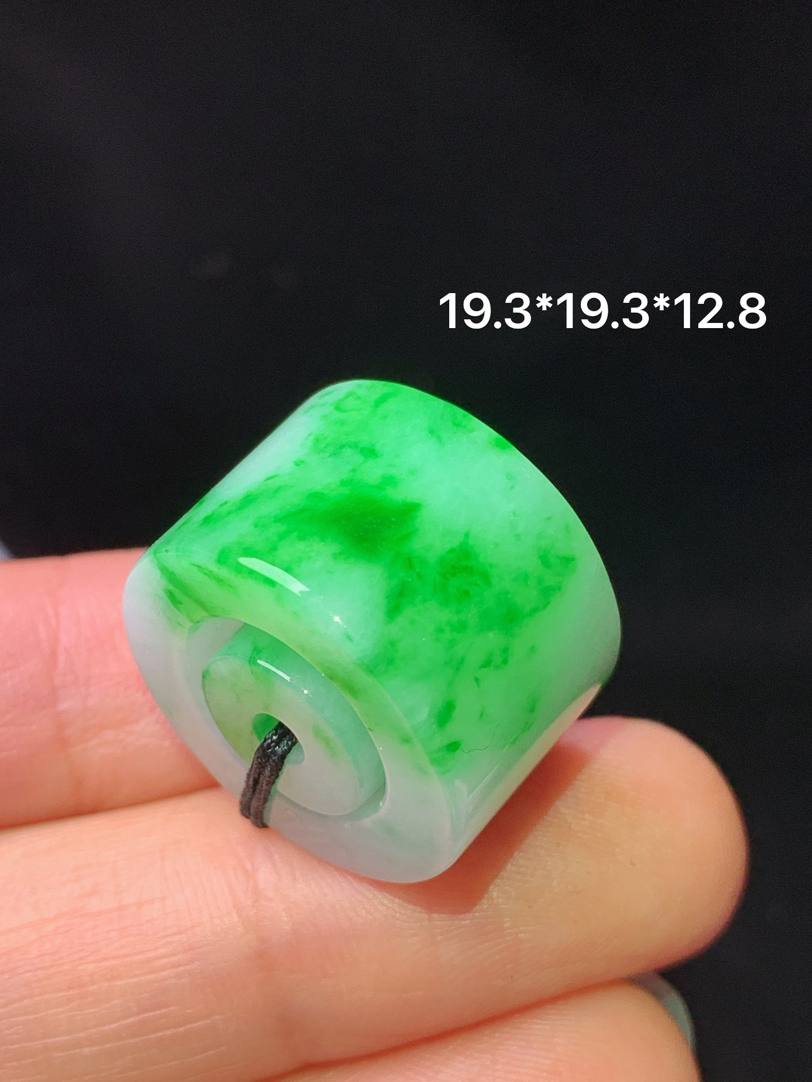 飘绿路路通吊坠 玉质细腻 色泽艳丽清新 水润亮眼 整体尺寸19.3*12.8 z1