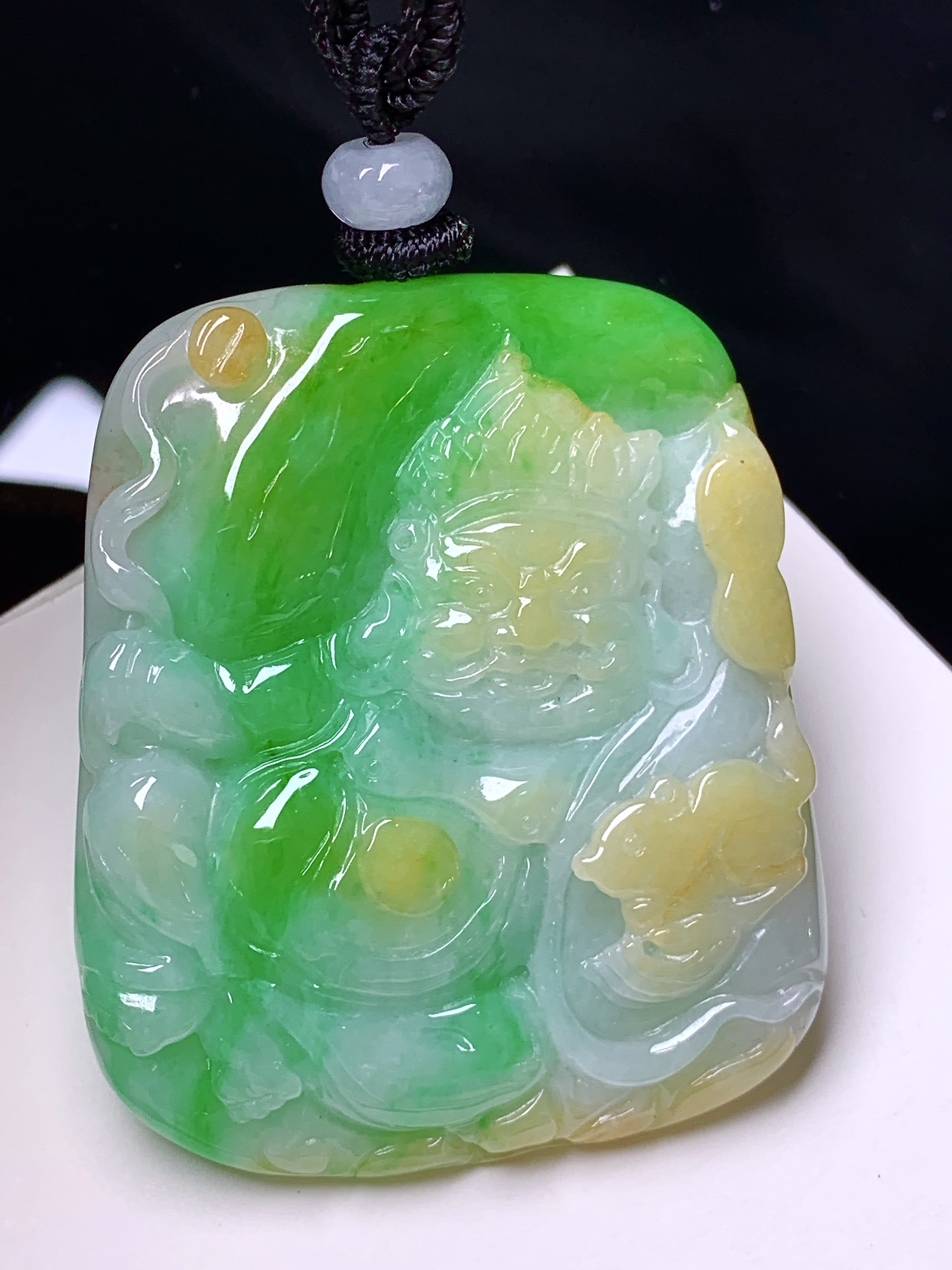 飘黄绿翡财神爷吊坠 玉质细腻 色泽艳丽清新 水润亮眼 整体尺寸46.2*38.7*6.3 w1