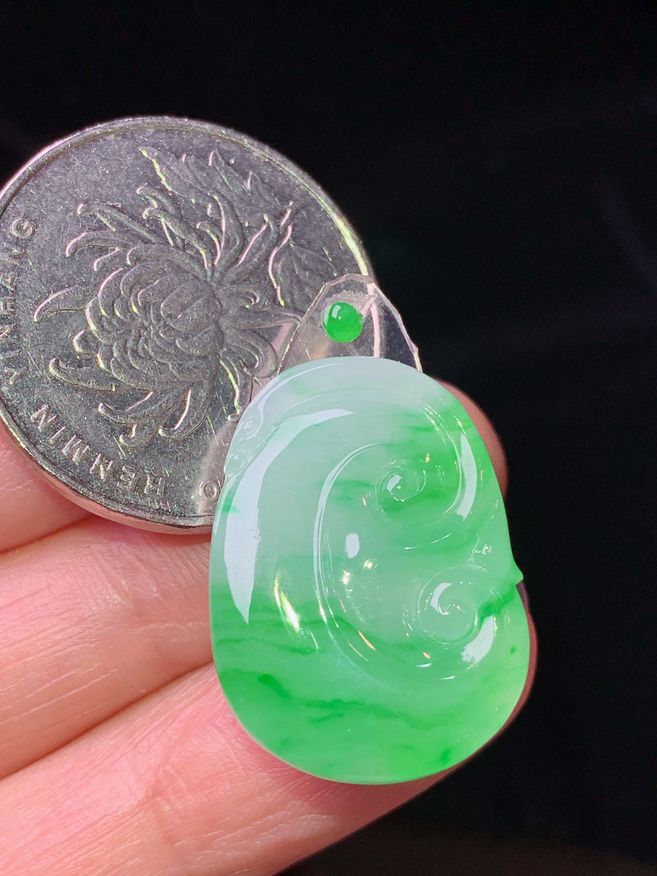 镶嵌款 飘绿如意吊坠 玉质细腻 色泽艳丽清新 水润亮眼 整体尺寸23.5*17.2*4.2 2x