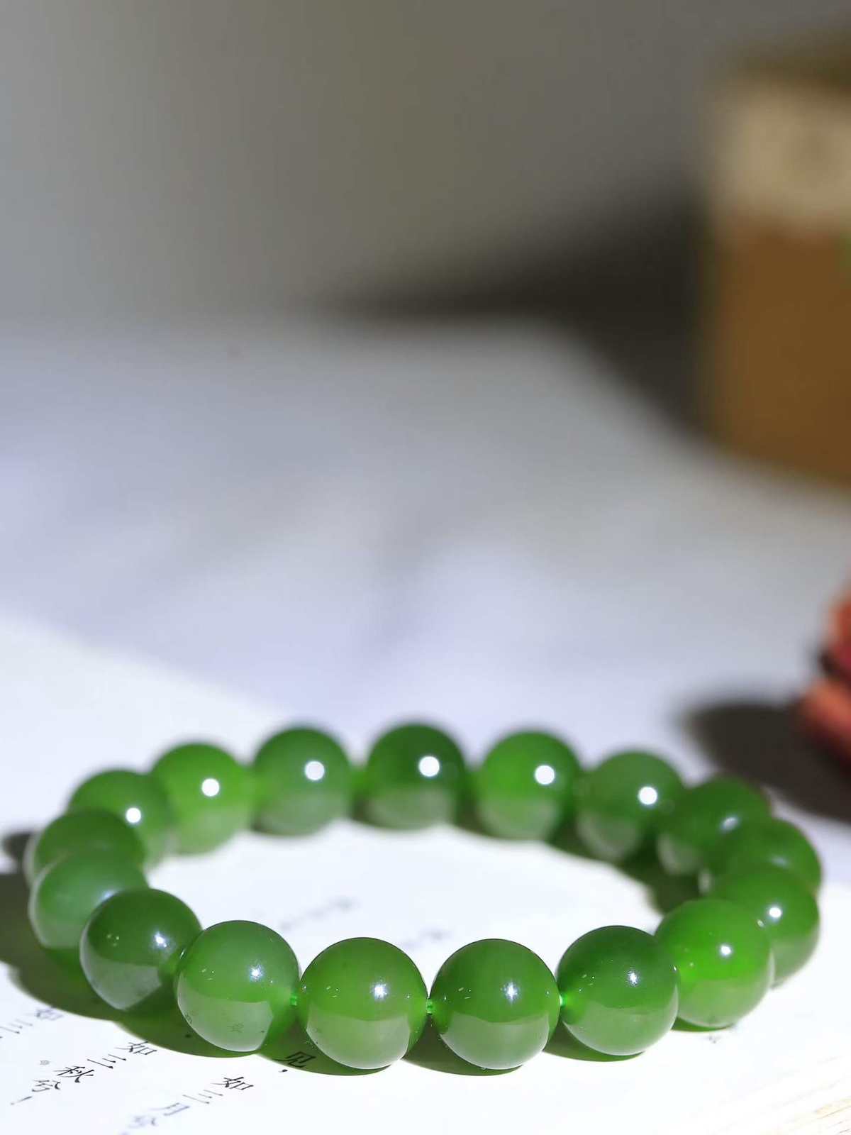 【珠圆玉润.手串】

精品️和田玉碧玉珠圆玉润手串 玉质温润细腻  整串打磨圆润，佩戴舒适。珠珠落玉盘，间关莺语花底滑，一生美好时光，无论身在何处，都有它相伴相守。事事顺遂，幸福美满，吉祥如意。重47.5克 尺寸取一12.2mm  FDA-22502400