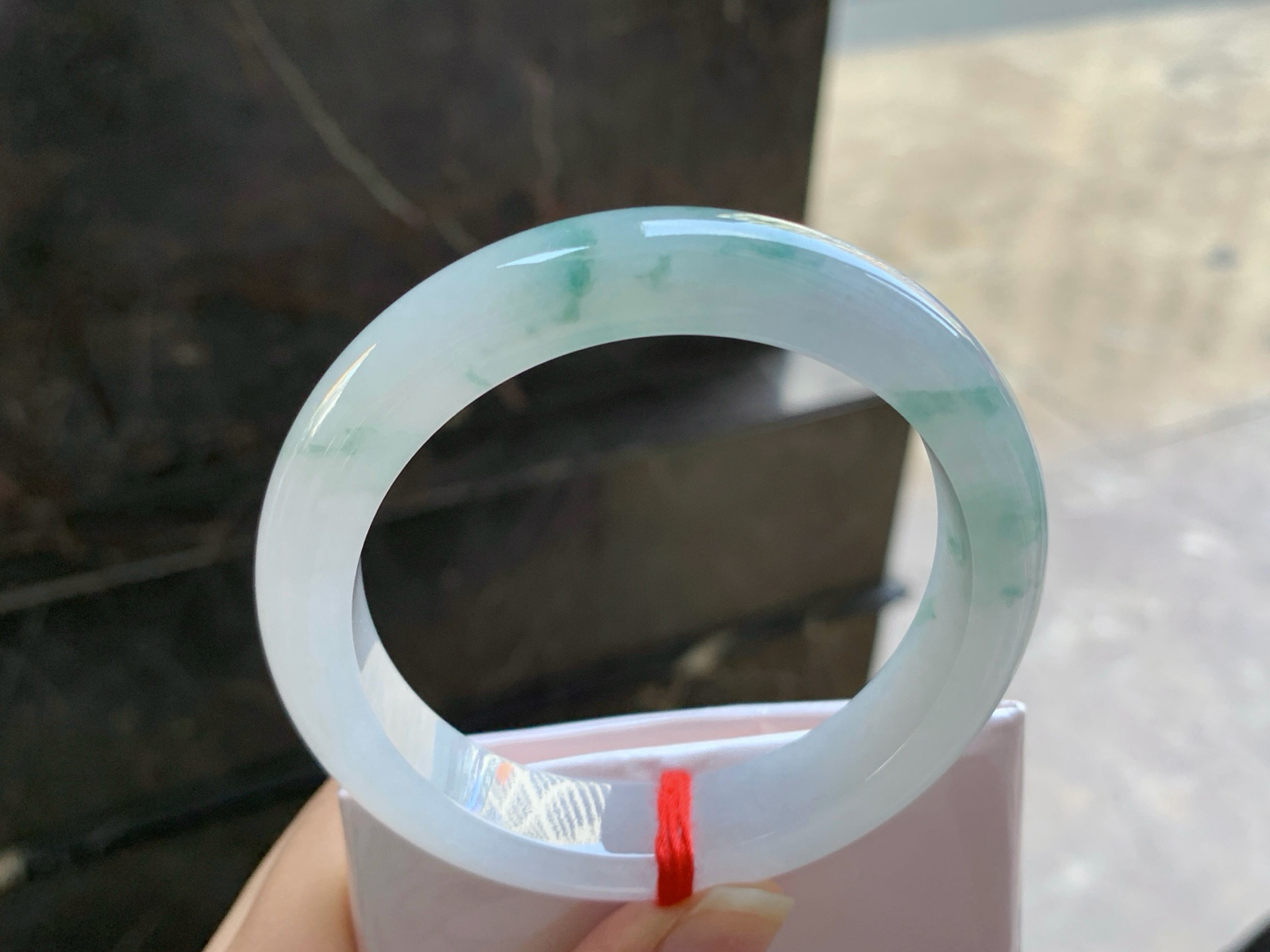 56.5-12.8-9.1

蓝花手镯^_^玉质温润 细腻