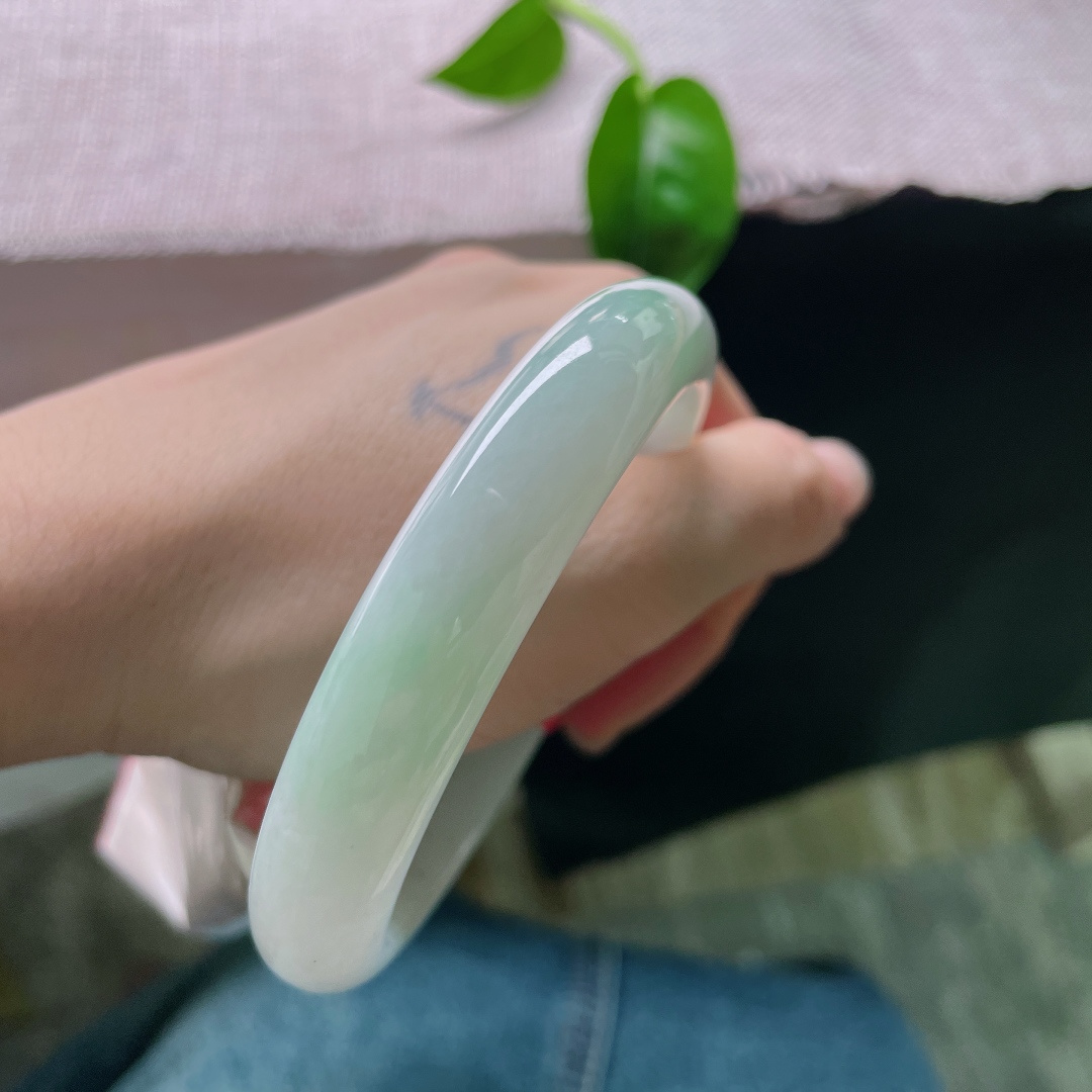 62.2/12.2/8.0，绿底正圈，水润，细腻，优雅，一点撒金，ss52272a