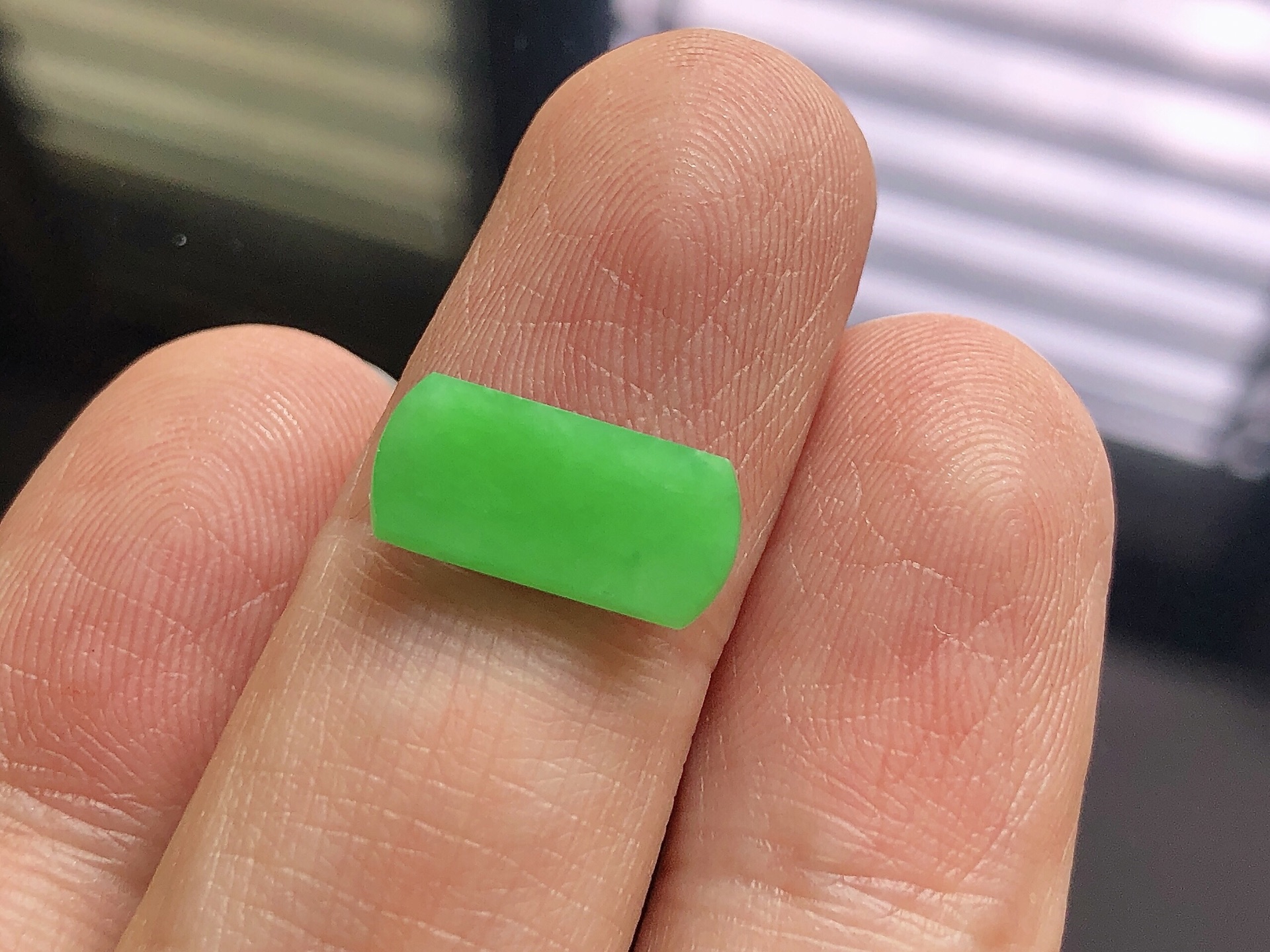 ️ 冰种阳绿马鞍， 色泽艳阳，通透水润，玉质细腻，夺目迷人，镶嵌效果，品相，无裂，尺寸13.8*6.5*2