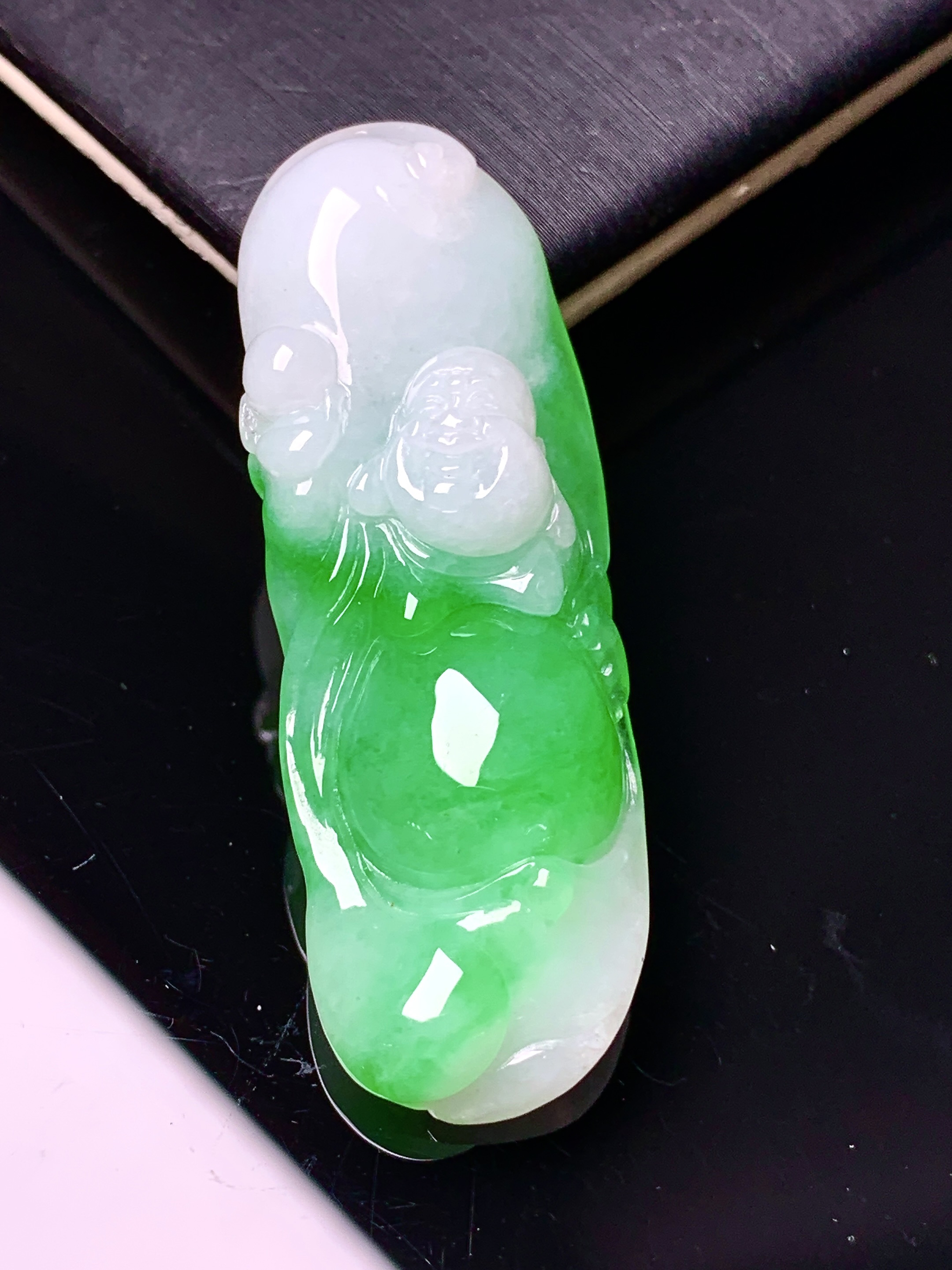 飘阳绿佛公吊坠 玉质细腻 色泽艳丽清新 水润亮眼 整体尺寸45.5*16*9.5 c1