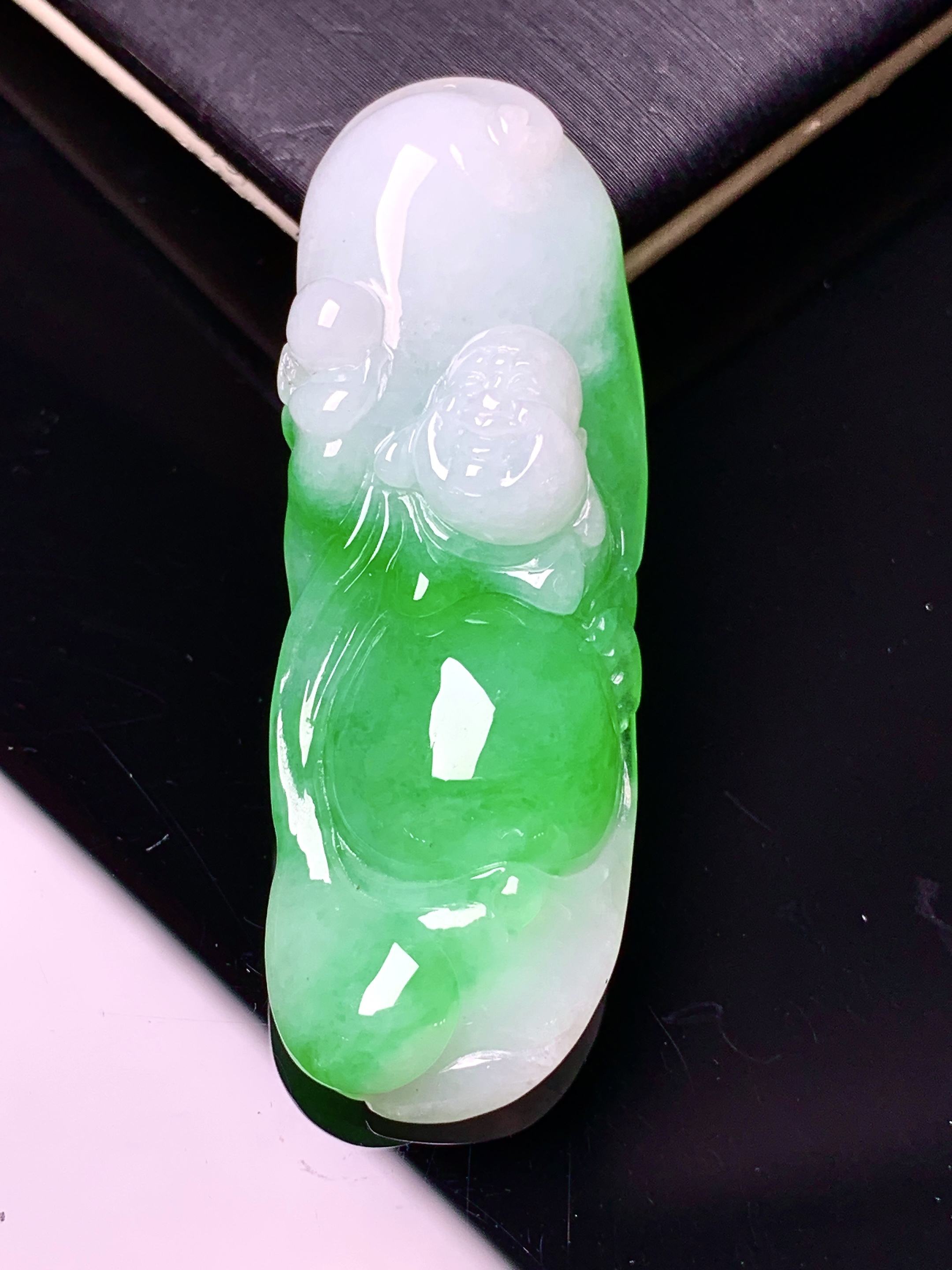 飘阳绿佛公吊坠 玉质细腻 色泽艳丽清新 水润亮眼 整体尺寸45.5*16*9.5 c1