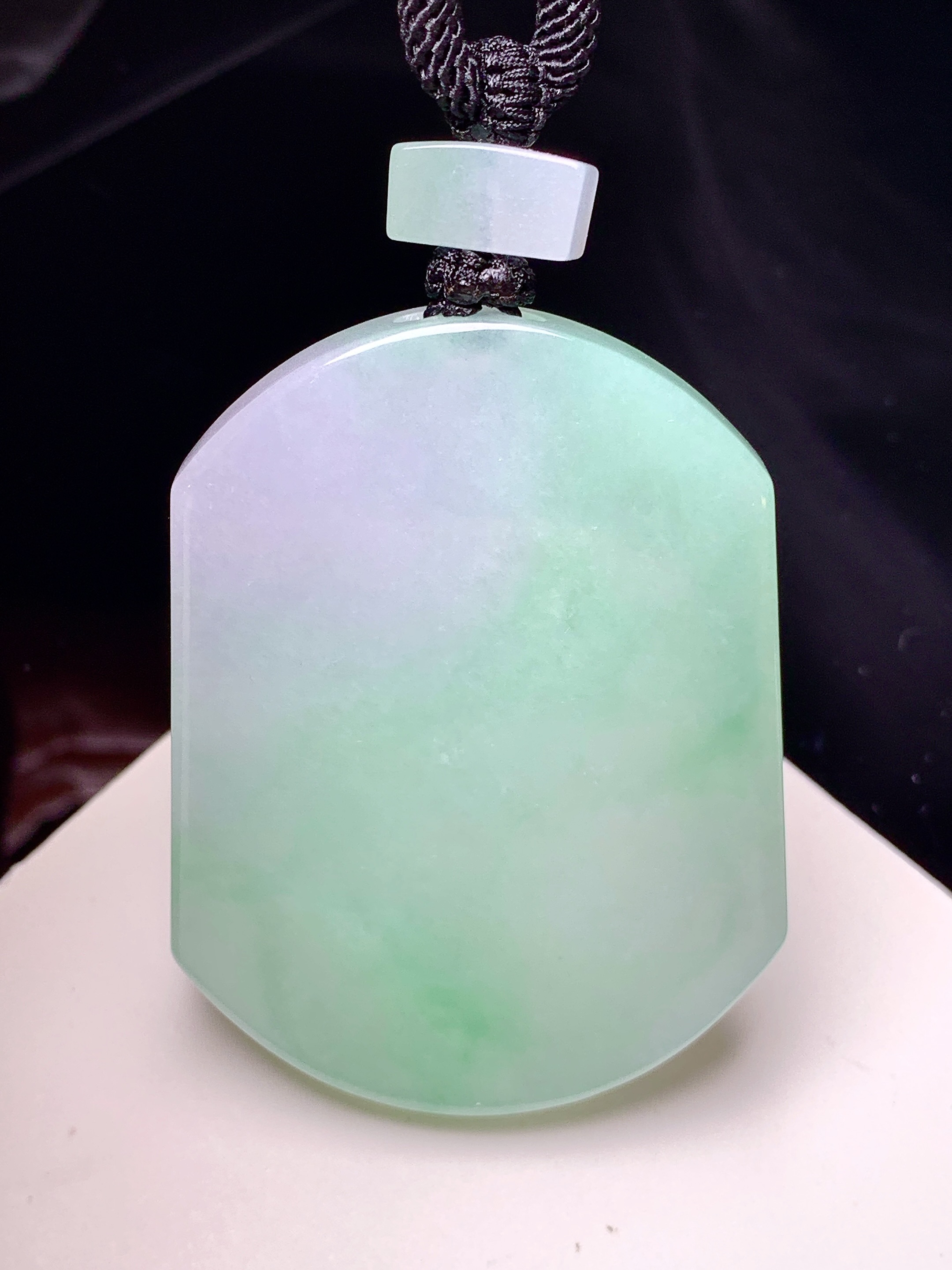 飘绿无事牌吊坠 玉质细腻 色泽艳丽清新 水润亮眼 整体尺寸51*38*5.7 a5