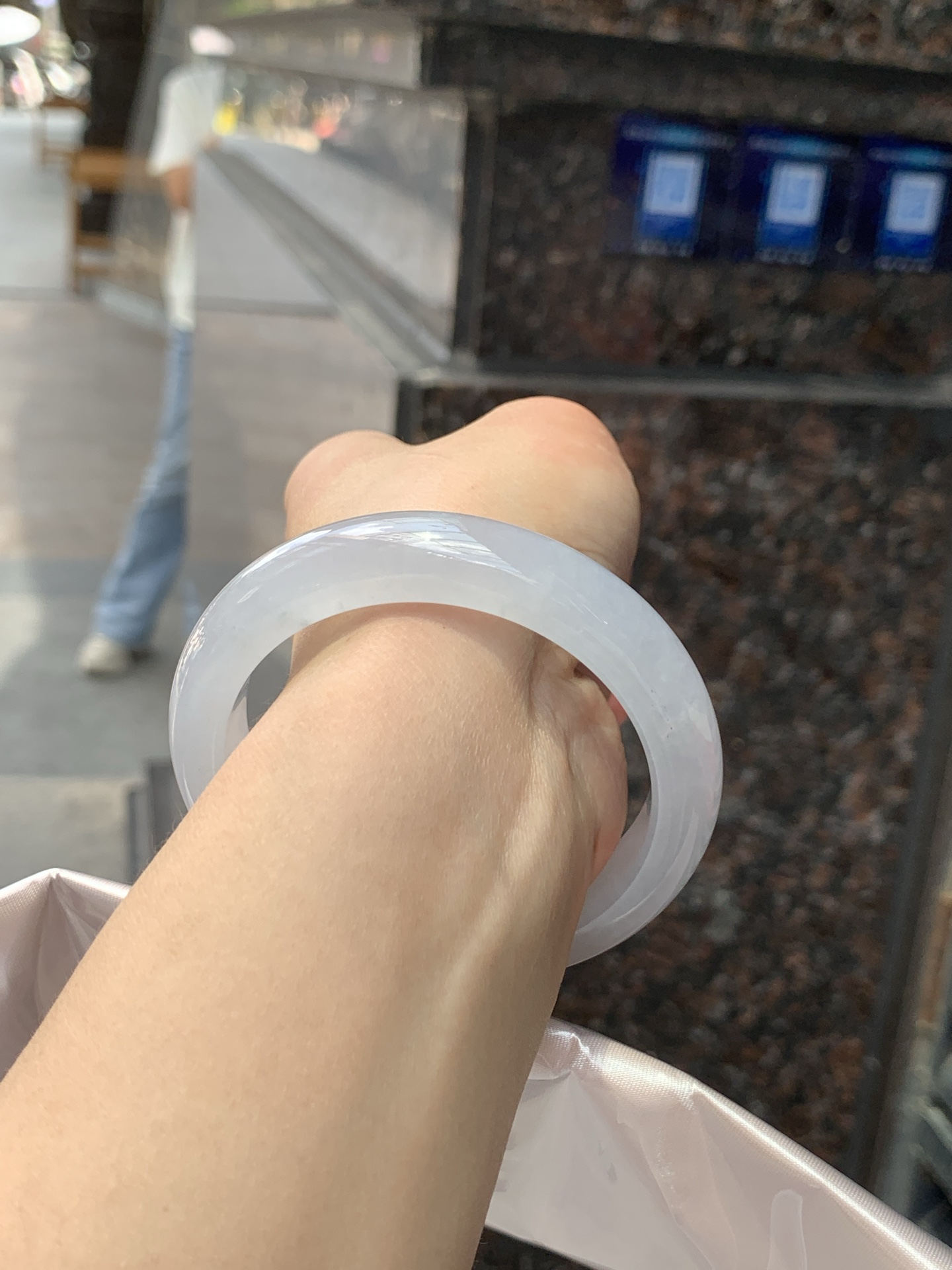 白冰正圈 55.5-12.5-8.9 0525-N801 打灯细纹，底妆冰透起光，一腕清透，简约清爽，不挑肤色年龄，给人一种清雅脱俗，天真纯美的感觉，真不愧是翡翠中的初恋