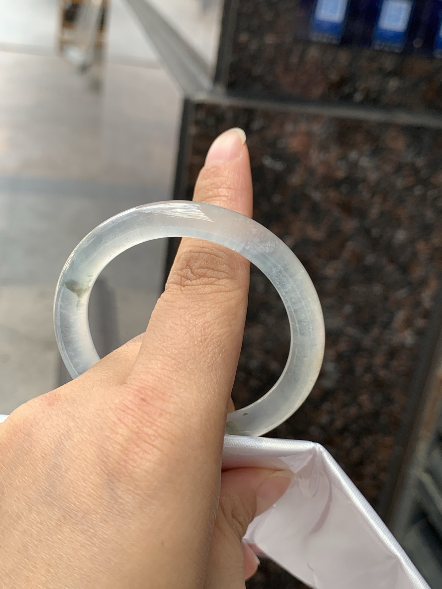 冰飘花贵妃, 0525-N800, 打灯纹裂，底妆冰润细腻，冰底中开出了朵朵蓝花，飘花灵动飘逸，勾勒出一幅唯美诗意的山水意境画，古典优雅又秀气