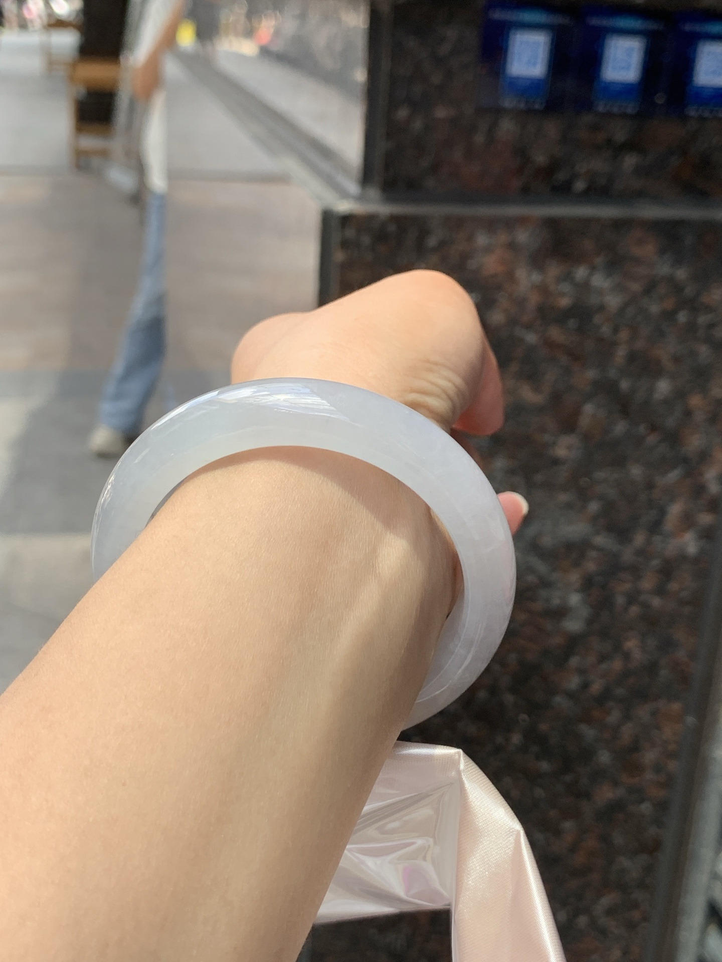 白冰正圈 55.5-12.5-8.9 0525-N801 打灯细纹，底妆冰透起光，一腕清透，简约清爽，不挑肤色年龄，给人一种清雅脱俗，天真纯美的感觉，真不愧是翡翠中的初恋