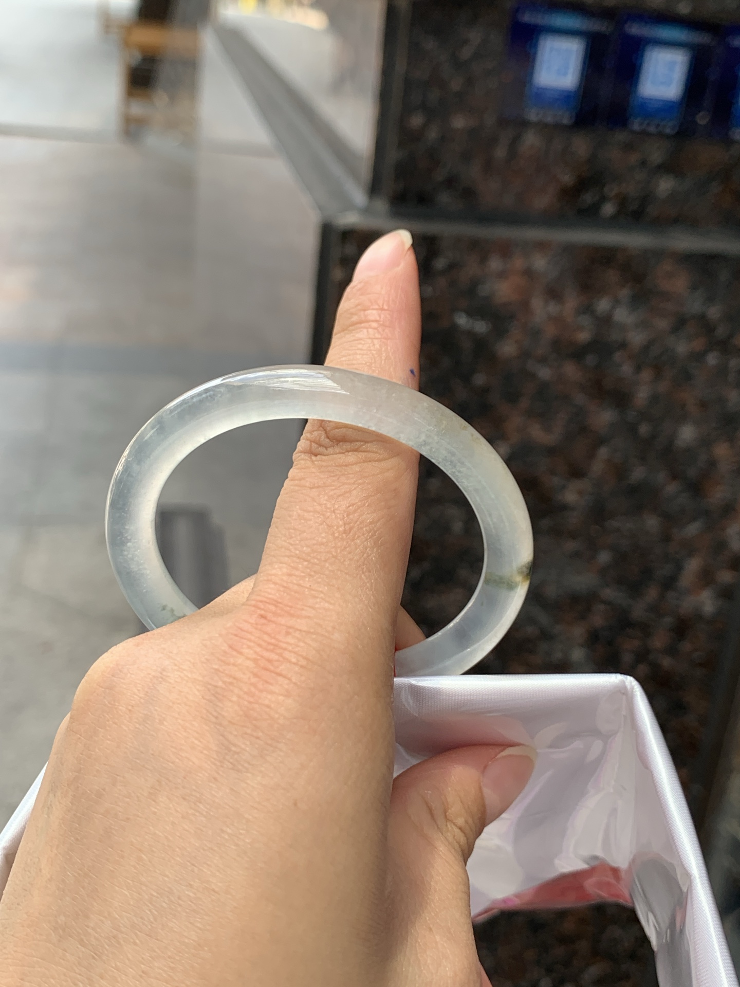 冰飘花贵妃, 0525-N800, 打灯纹裂，底妆冰润细腻，冰底中开出了朵朵蓝花，飘花灵动飘逸，勾勒出一幅唯美诗意的山水意境画，古典优雅又秀气