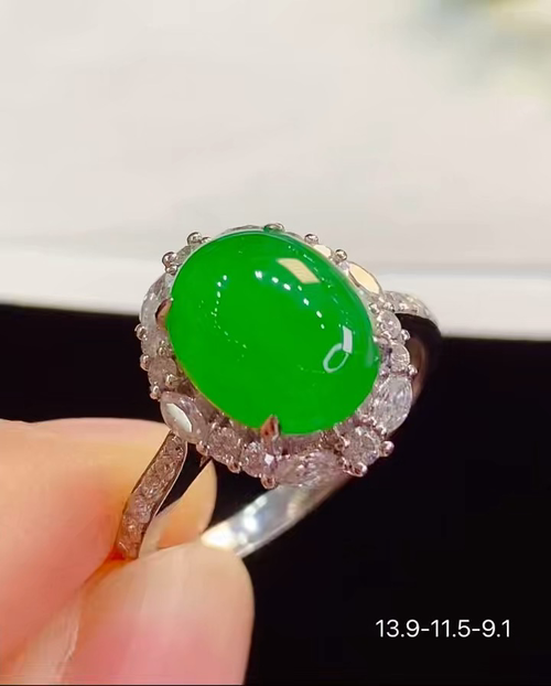 收藏精品 18k金+钻玻璃种辣绿蛋面戒指，饱满色满上档次，性比高，无裂，捡漏的来哦，13.9-11.