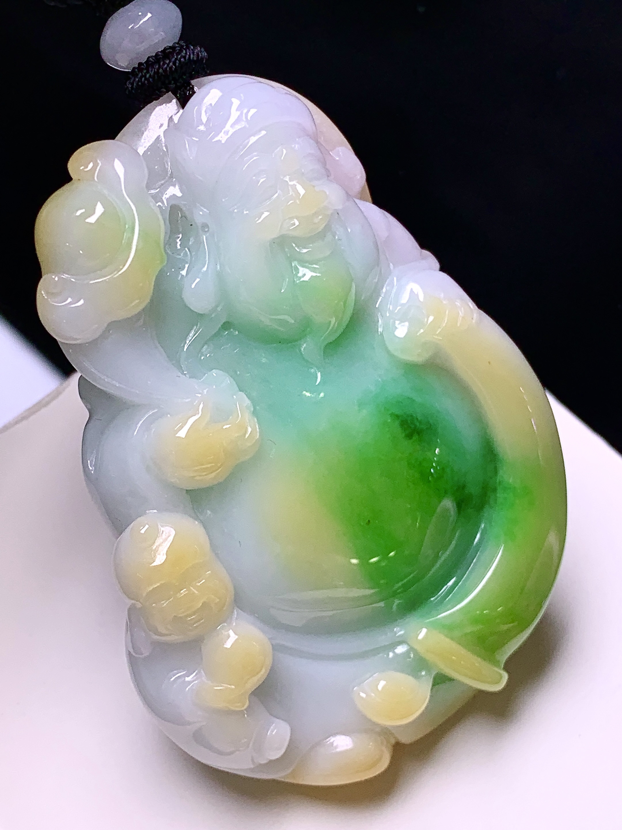 飘黄绿翡财神爷吊坠 玉质细腻 色泽艳丽清新 水润亮眼 整体尺寸56.2*39.8*12.5 w1