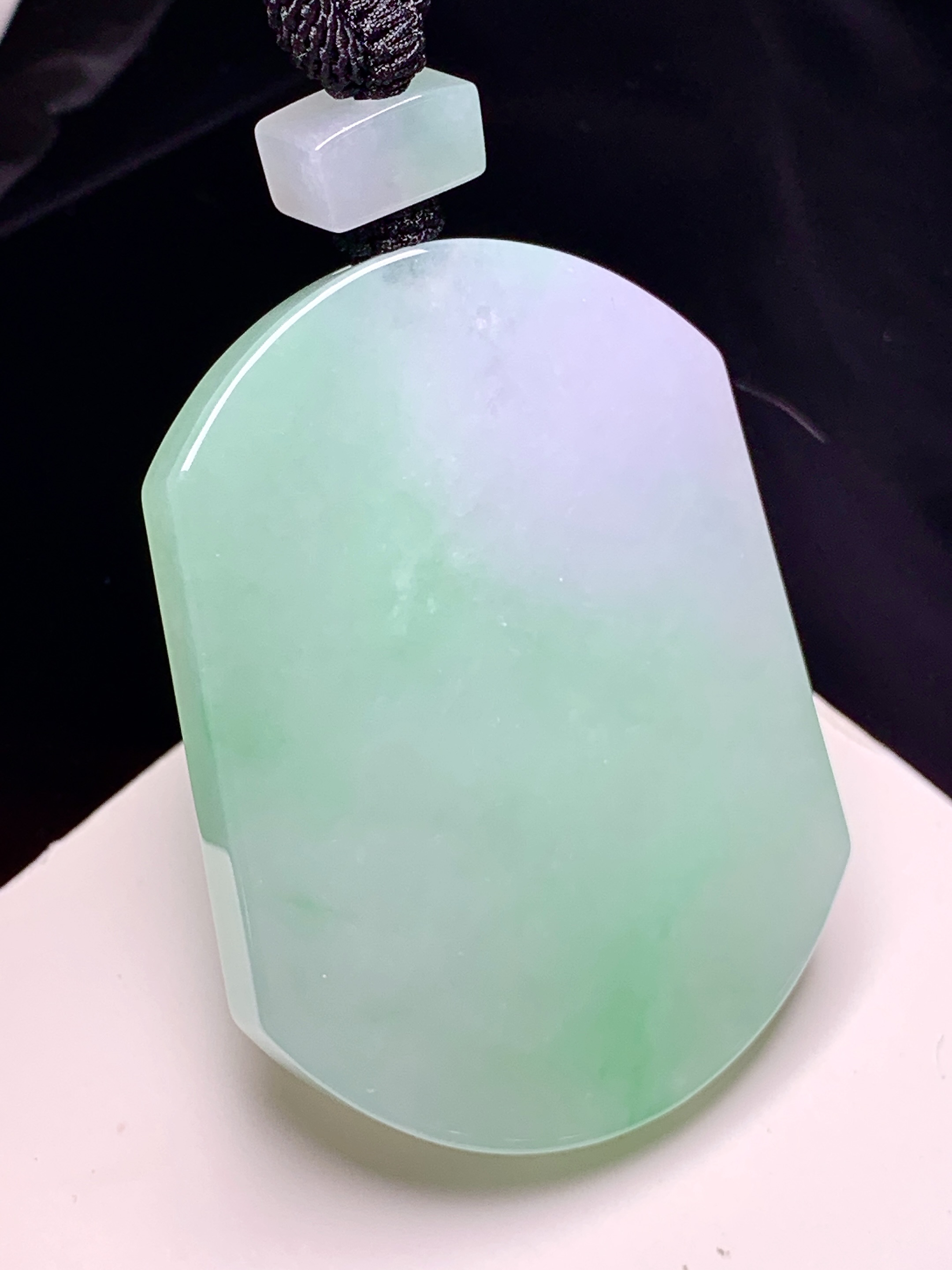 飘绿无事牌吊坠 玉质细腻 色泽艳丽清新 水润亮眼 整体尺寸51*38*5.7 a5