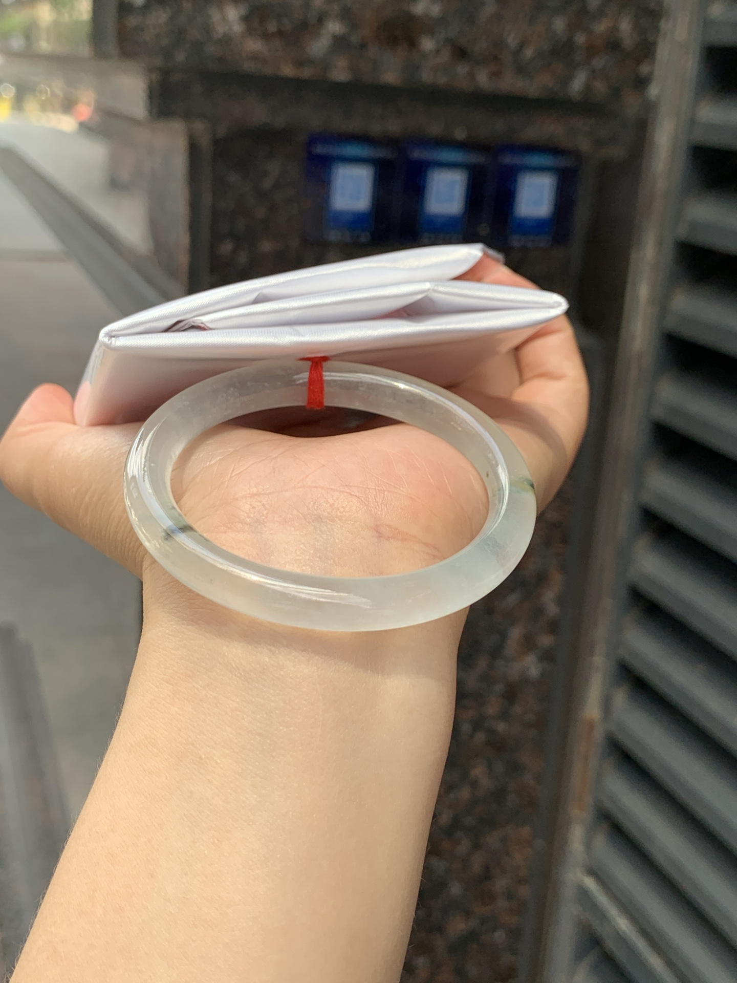 冰飘花贵妃, 0525-N800, 打灯纹裂，底妆冰润细腻，冰底中开出了朵朵蓝花，飘花灵动飘逸，勾勒出一幅唯美诗意的山水意境画，古典优雅又秀气