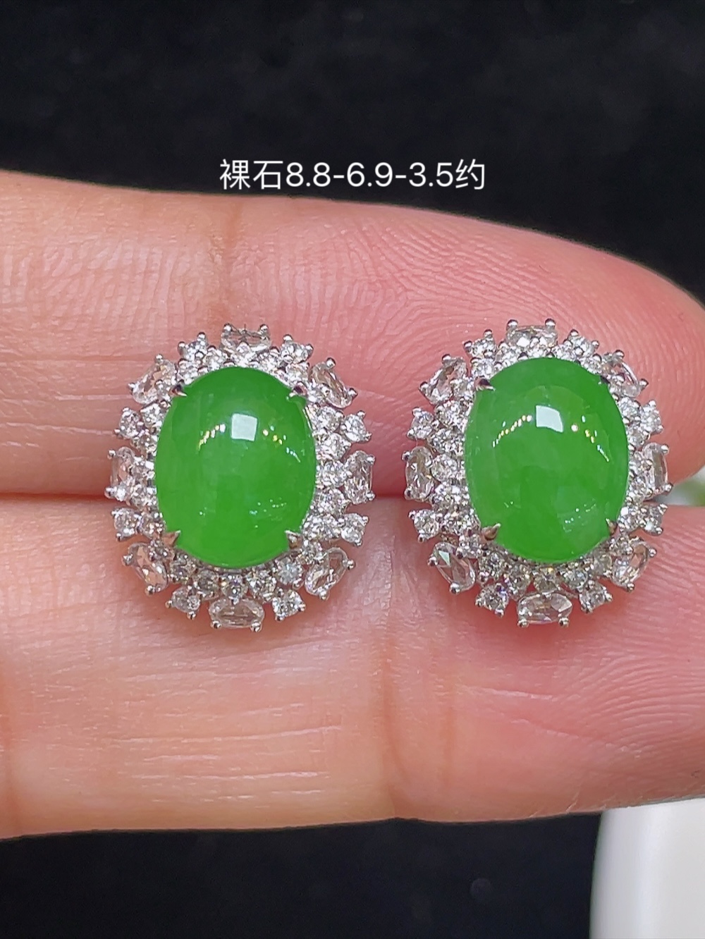 【高冰阳绿，耳钉】大件饱满，通透水润，玉质细腻，翠色鲜艳，18k金奢华钻石镶嵌️，8.8-6.9-