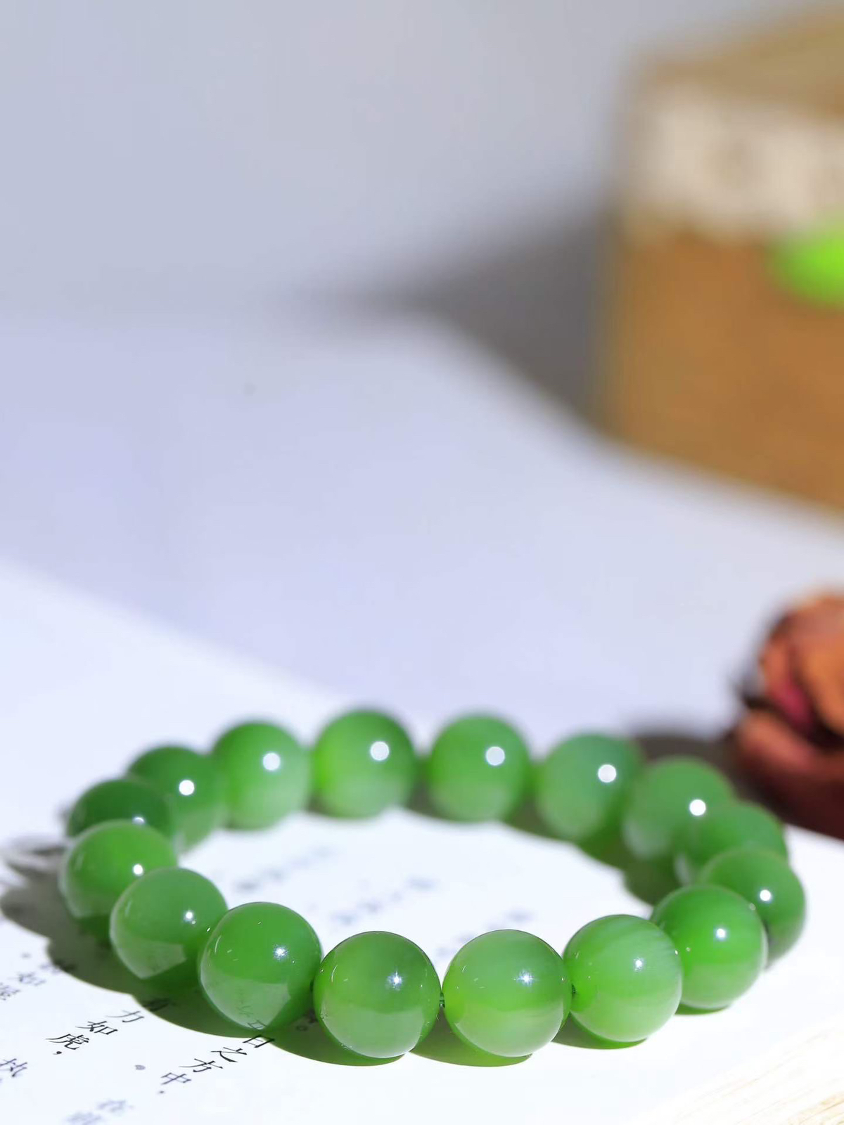 【珠圆玉润.手串】

精品️和田玉碧玉猫眼珠圆玉润手串 玉质温润细腻  整串打磨圆润，佩戴舒适。珠珠落玉盘，间关莺语花底滑，一生美好时光，无论身在何处，都有它相伴相守。事事顺遂，幸福美满，吉祥如意。重42.3克 尺寸取一11.9mm  FDA-22502500