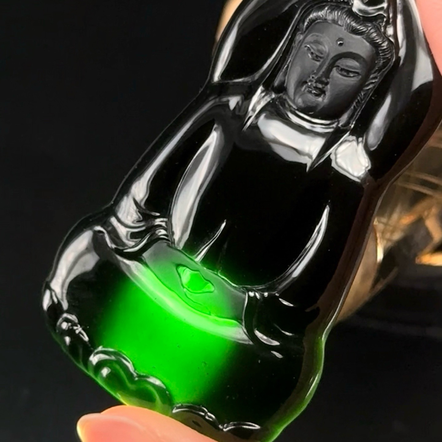 精品墨翠观音 种好色正 黑度极好 打灯通透 油性十足 尺寸56.3