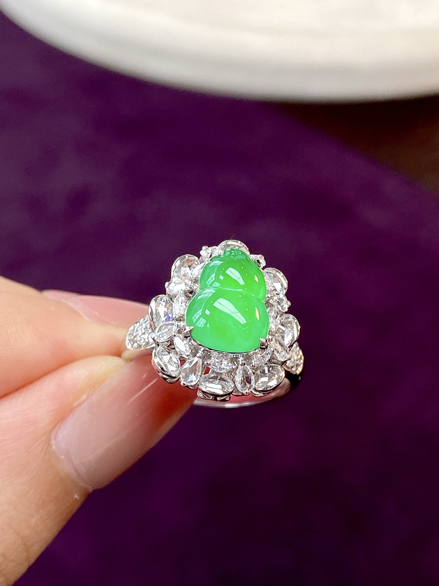 高冰种阳绿葫芦戒指，盈盈翠色，起胶感，小口大肚福气相，福禄满满，豪华钻石镶嵌更添精致贵气：17-15